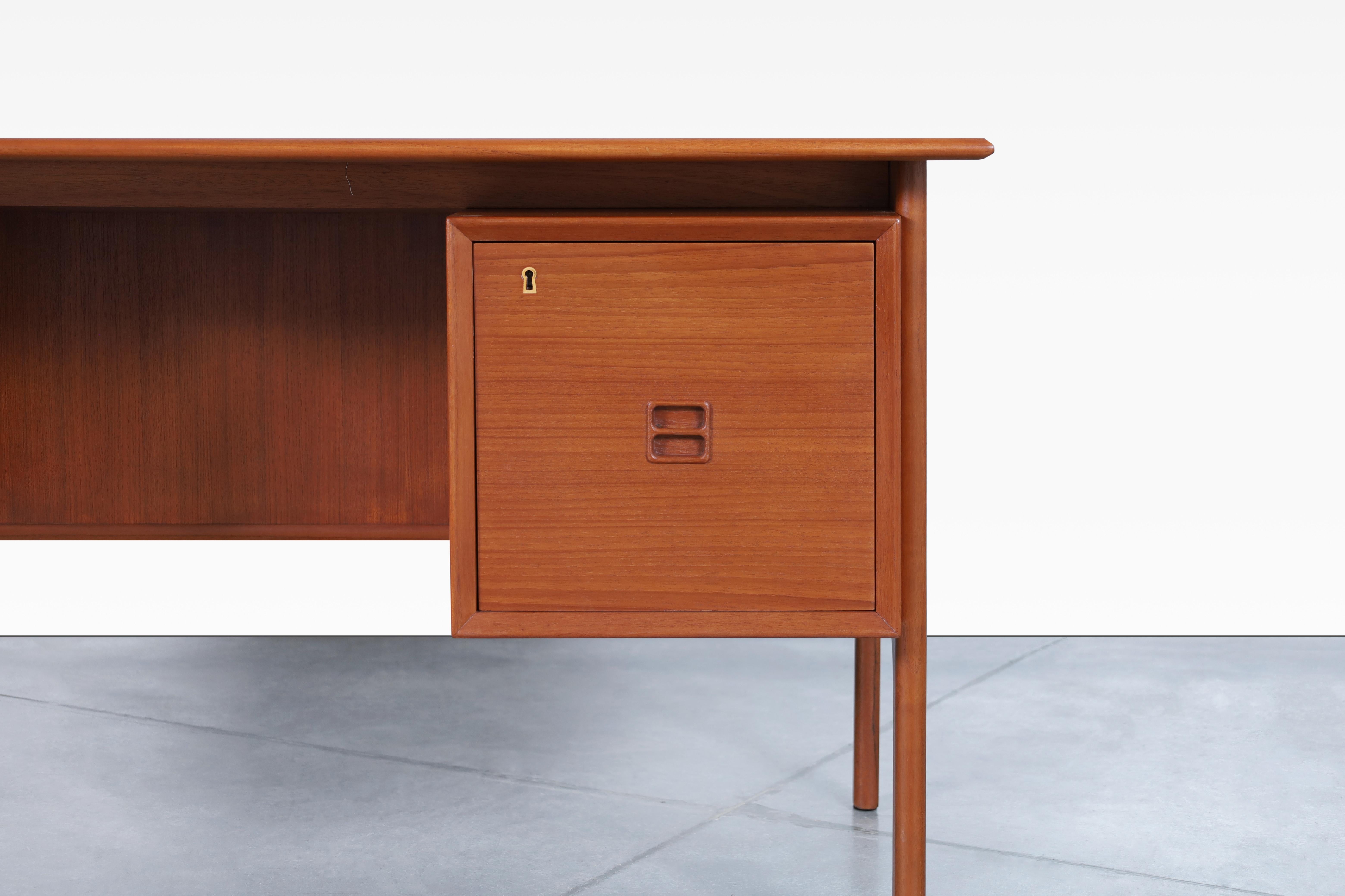 Mid-Century Modern Bureau moderne danois en teck avec bibliothèque par Erik Brouer pour Brouer Møbelfabrik en vente