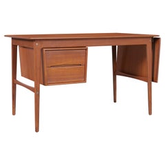 Bureau moderne danois en teck avec abattants par Aksel Boll Jensen