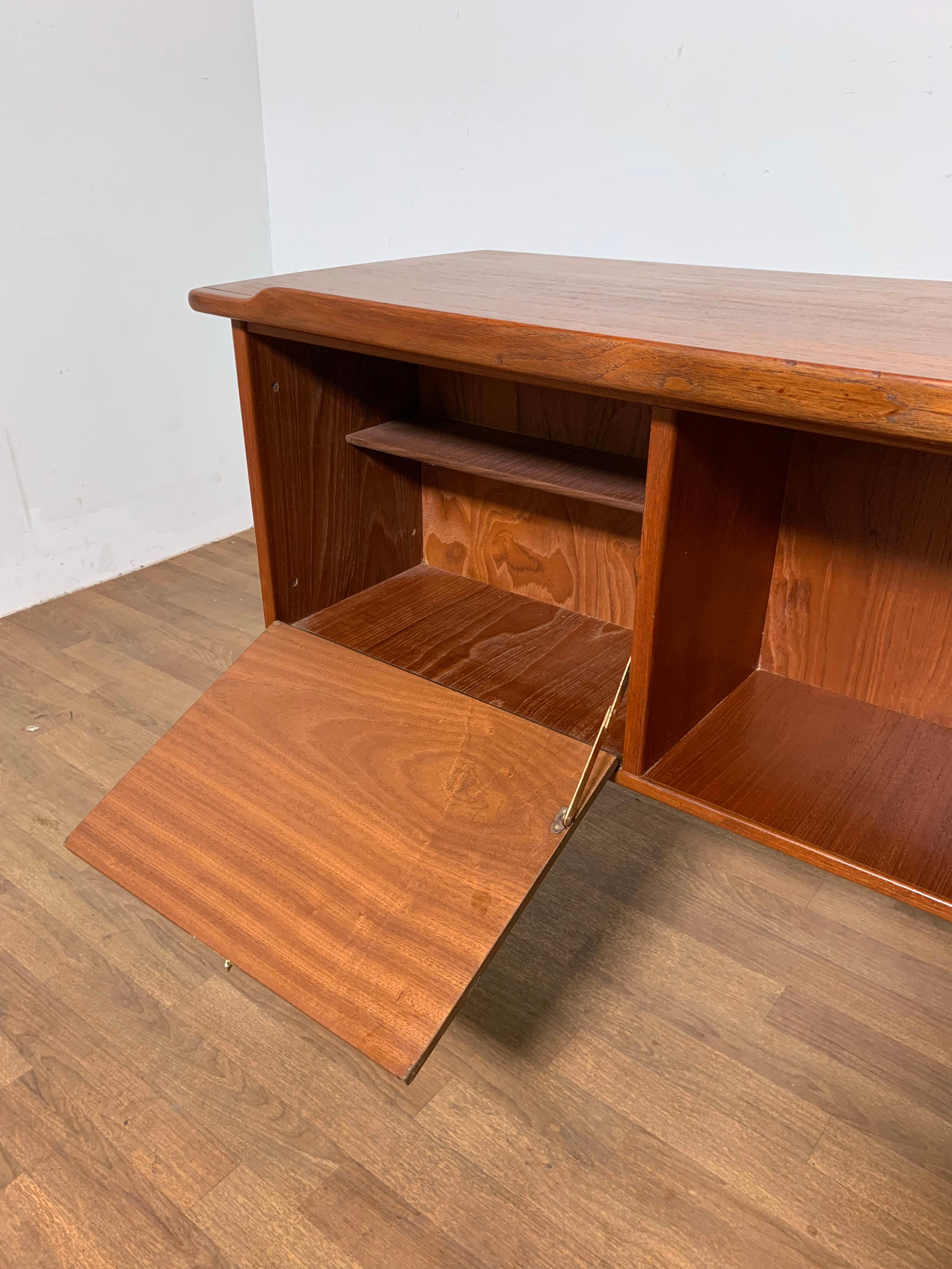 Danish Modern Teak Desk with Asymmetrical Top by Göran Strand, Sweden 5