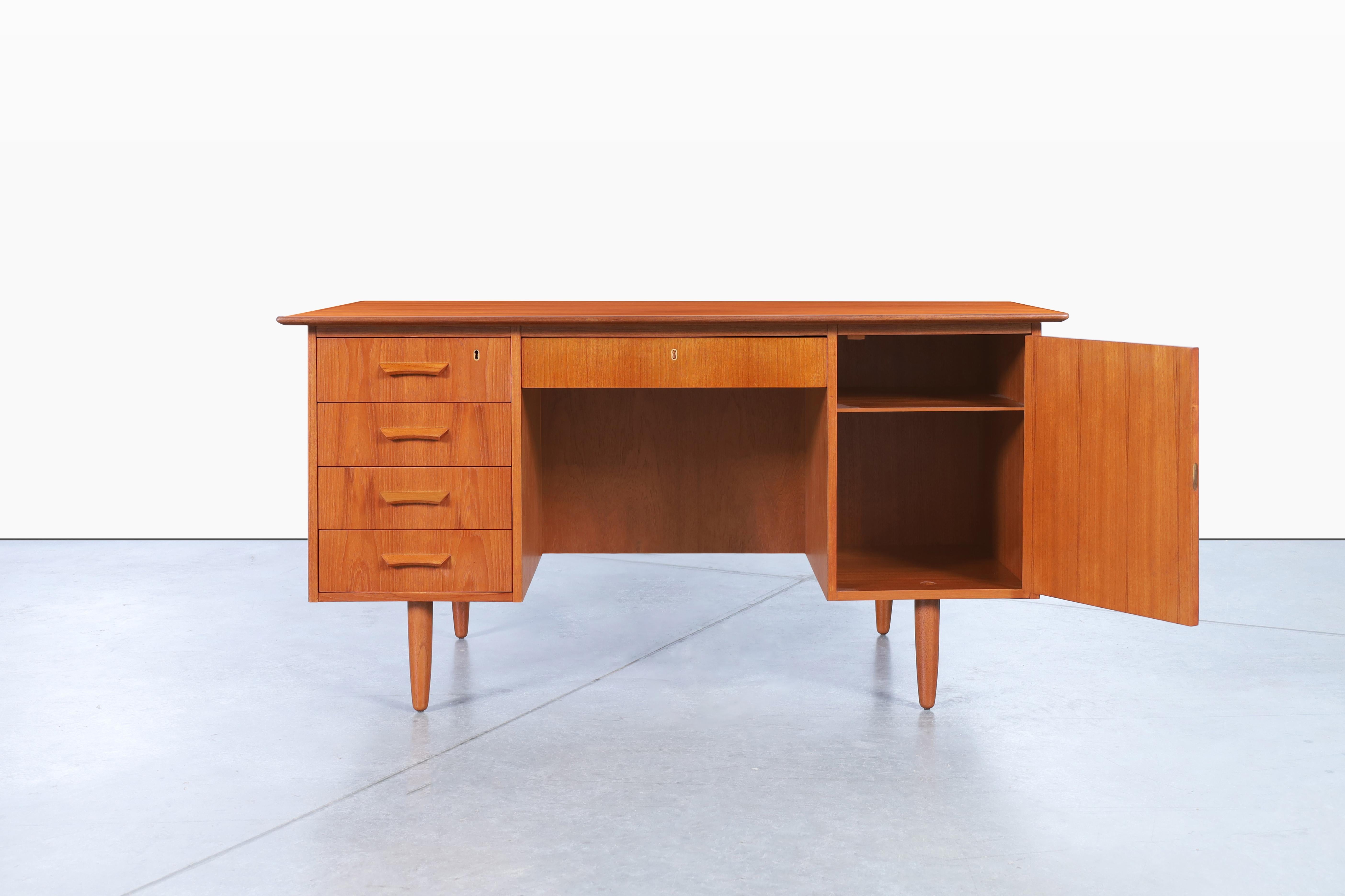 Danish Modern Teak Desk with Bookcase In Excellent Condition For Sale In North Hollywood, CA
