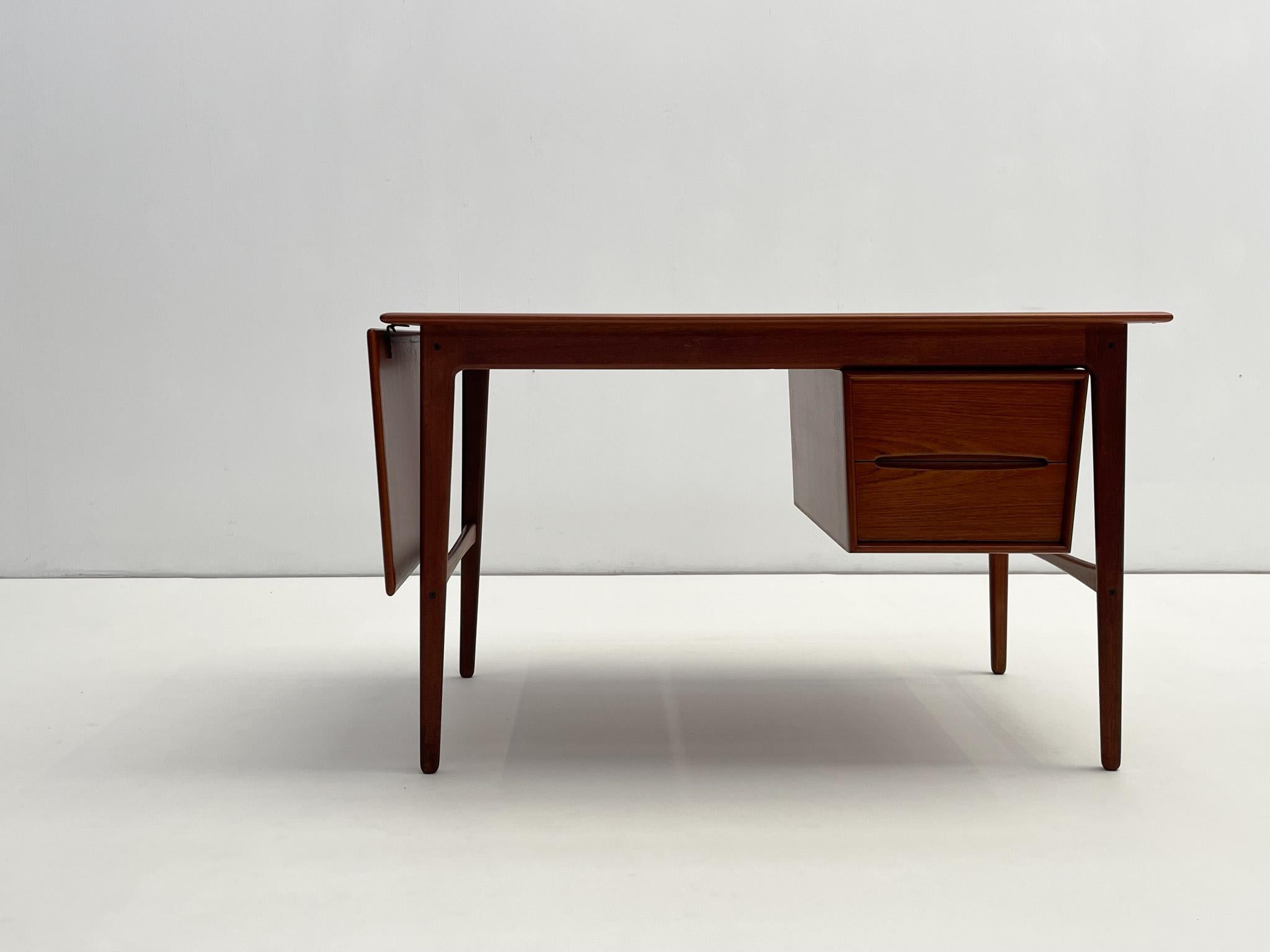 Questa scrivania in teak Danish Modern, disegnata da Aksel Boll Jensen, incarna l'eleganza e la funzionalità del design scandinavo di metà secolo. Realizzata in teak, la scrivania presenta toni caldi e linee pulite e minimaliste che ne esaltano il