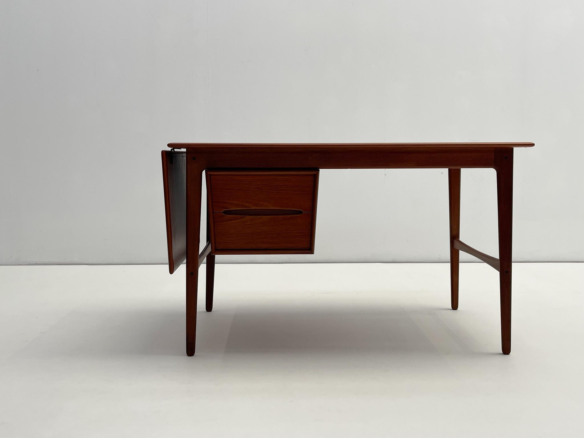 Mid-Century moderno Scrivania moderna danese in teak con ante a ribalta di Aksel Boll Jensen in vendita