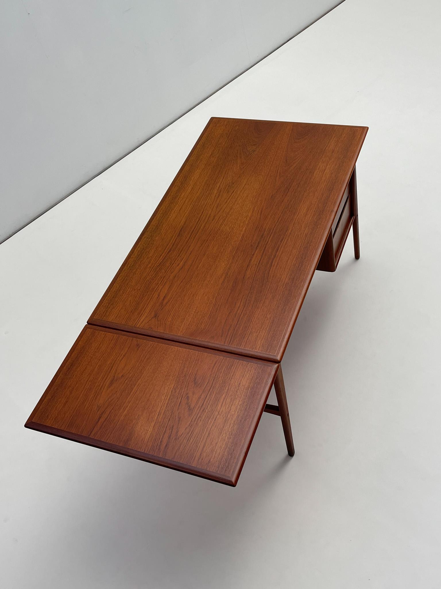 Metà XX secolo Scrivania moderna danese in teak con ante a ribalta di Aksel Boll Jensen in vendita