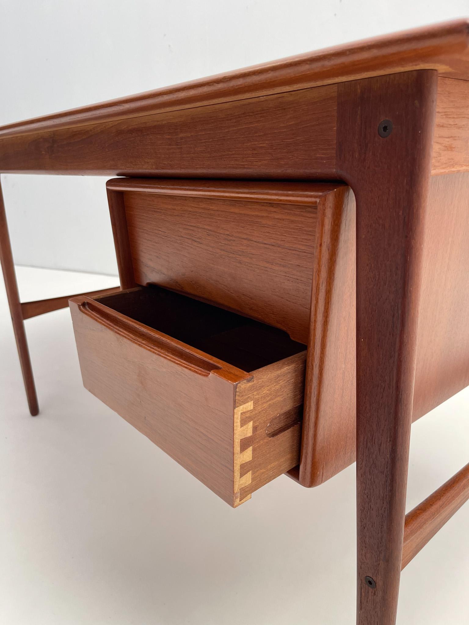 Scrivania moderna danese in teak con ante a ribalta di Aksel Boll Jensen in vendita 1