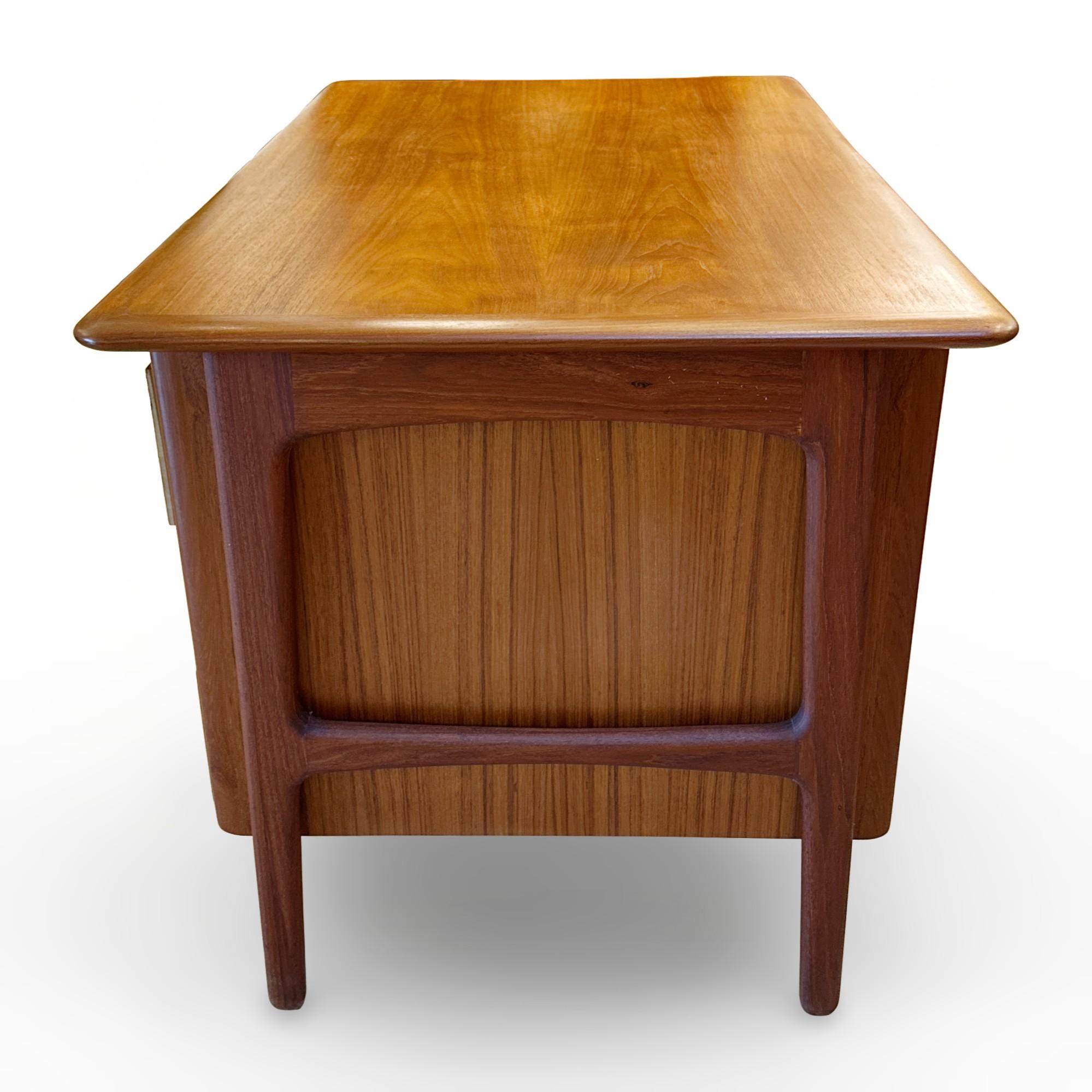Scrivania moderna danese in teak con dettagli in metallo in vendita 3