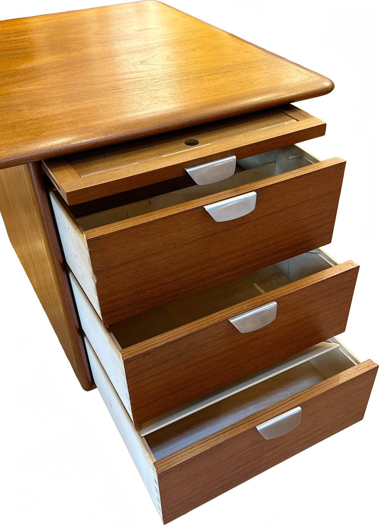 Scrivania moderna danese in teak con dettagli in metallo in vendita 4