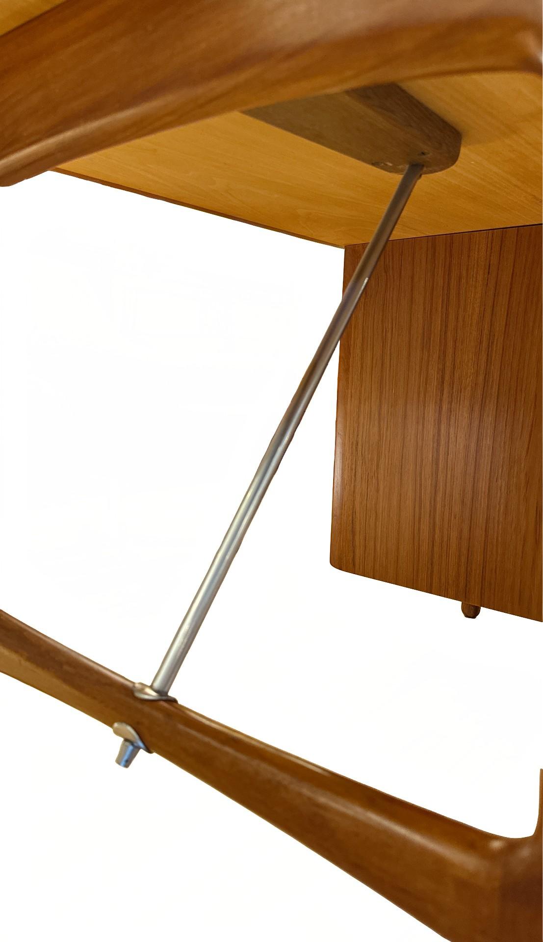 Scrivania moderna danese in teak con dettagli in metallo in vendita 5