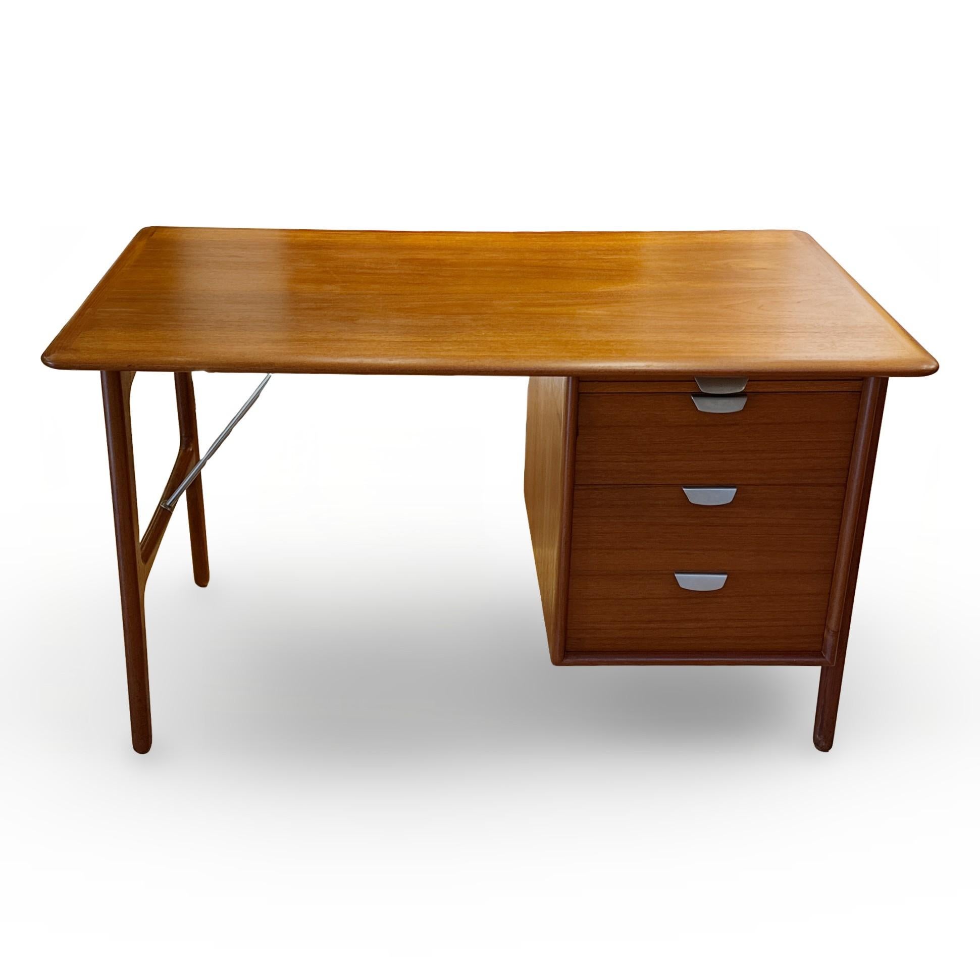 Scandinavo moderno Scrivania moderna danese in teak con dettagli in metallo in vendita