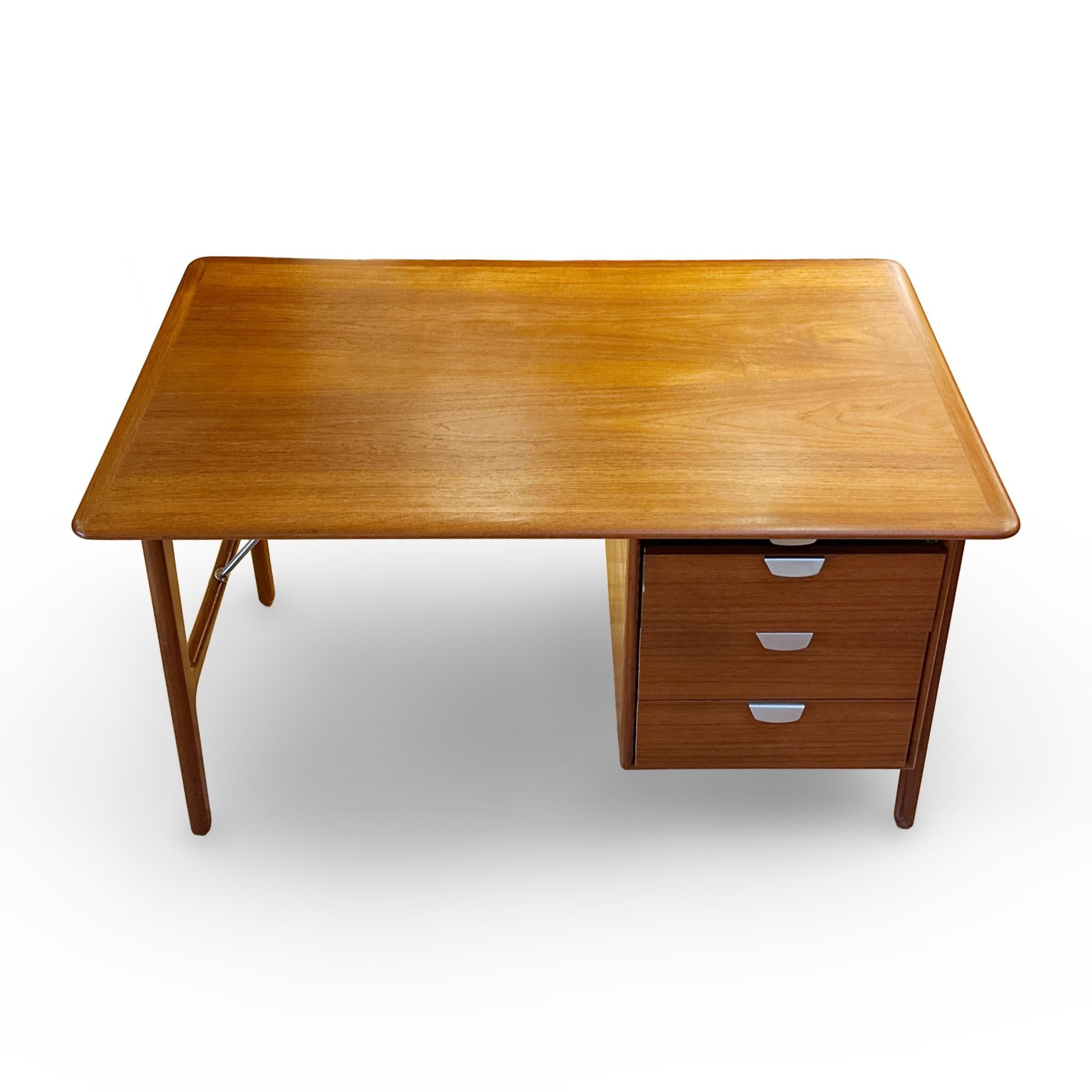 Danese Scrivania moderna danese in teak con dettagli in metallo in vendita