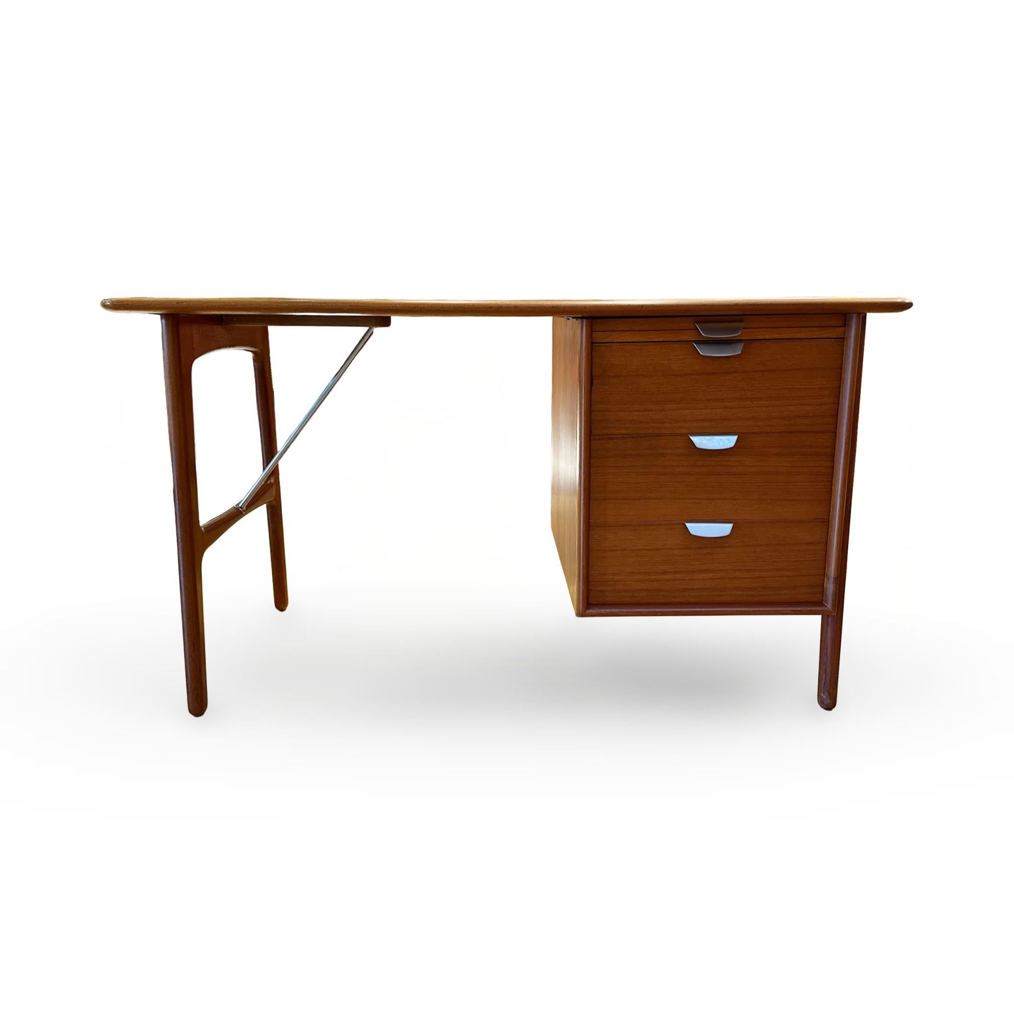 Scrivania moderna danese in teak con dettagli in metallo In condizioni buone in vendita a Sacramento, CA
