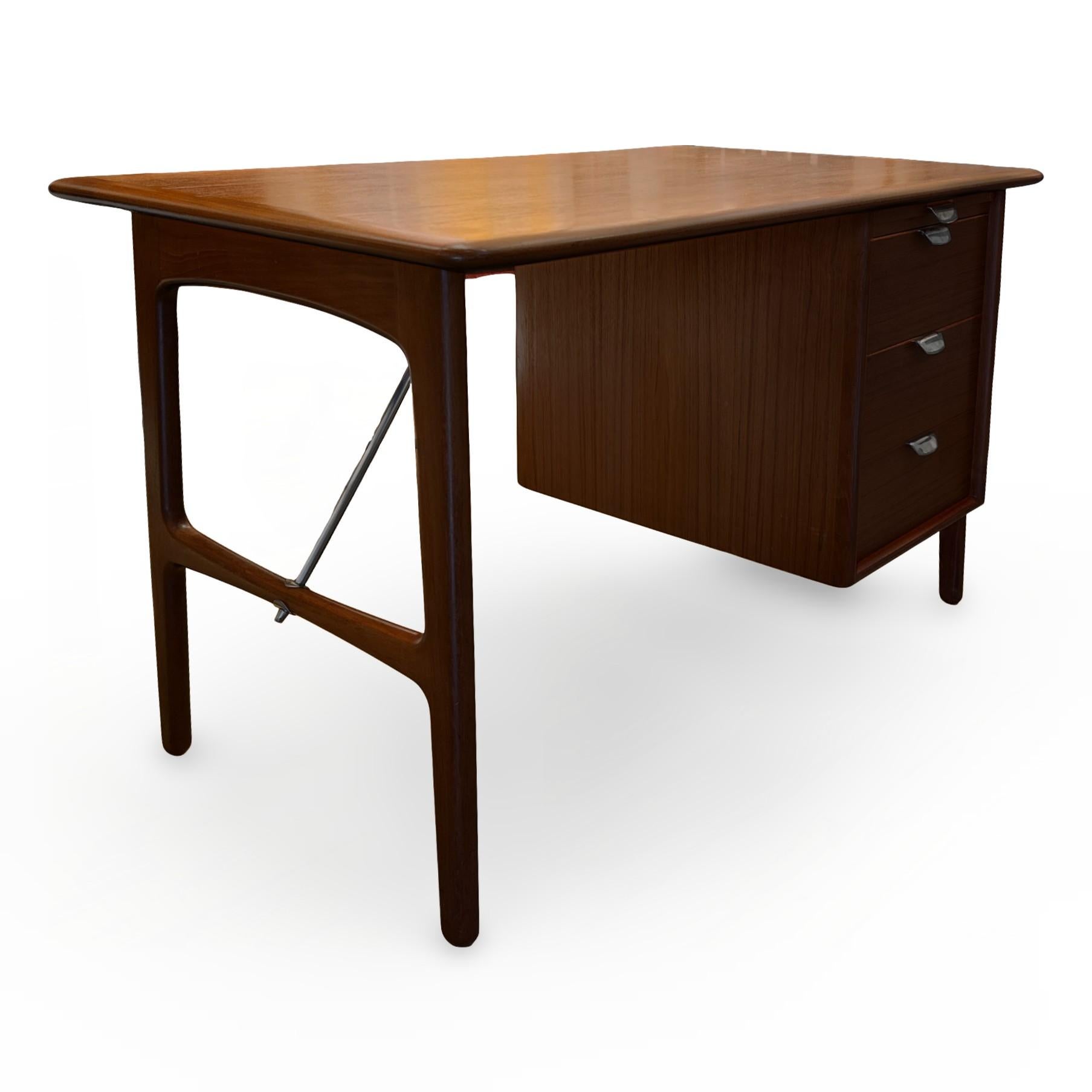 XX secolo Scrivania moderna danese in teak con dettagli in metallo in vendita