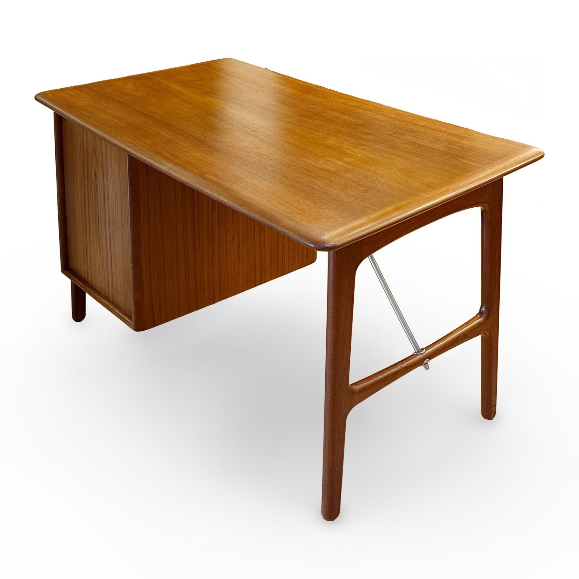 Metallo Scrivania moderna danese in teak con dettagli in metallo in vendita