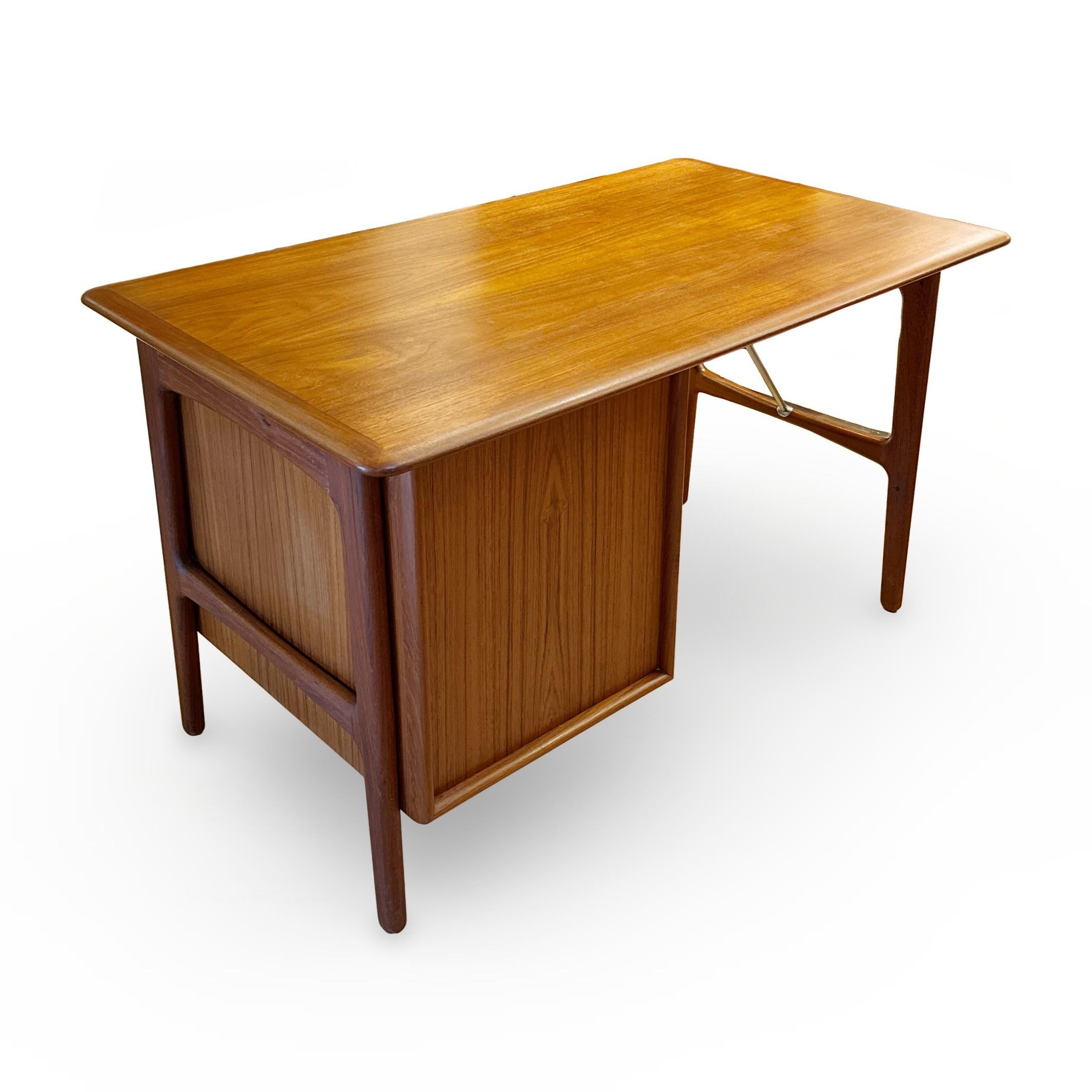 Scrivania moderna danese in teak con dettagli in metallo in vendita 1