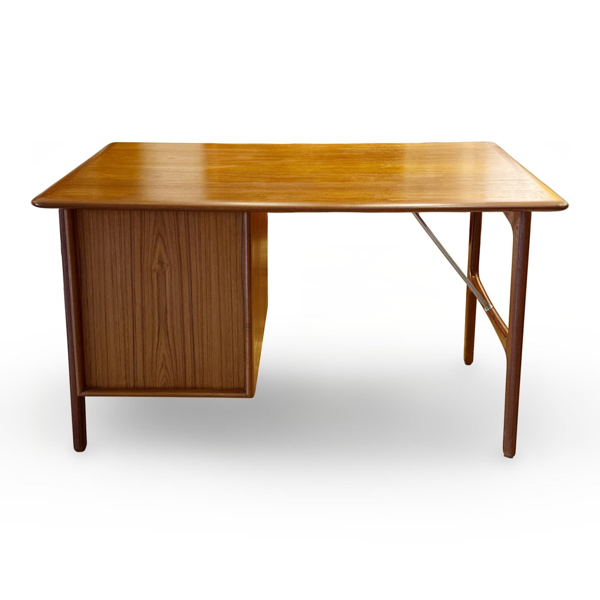 Scrivania moderna danese in teak con dettagli in metallo in vendita 2