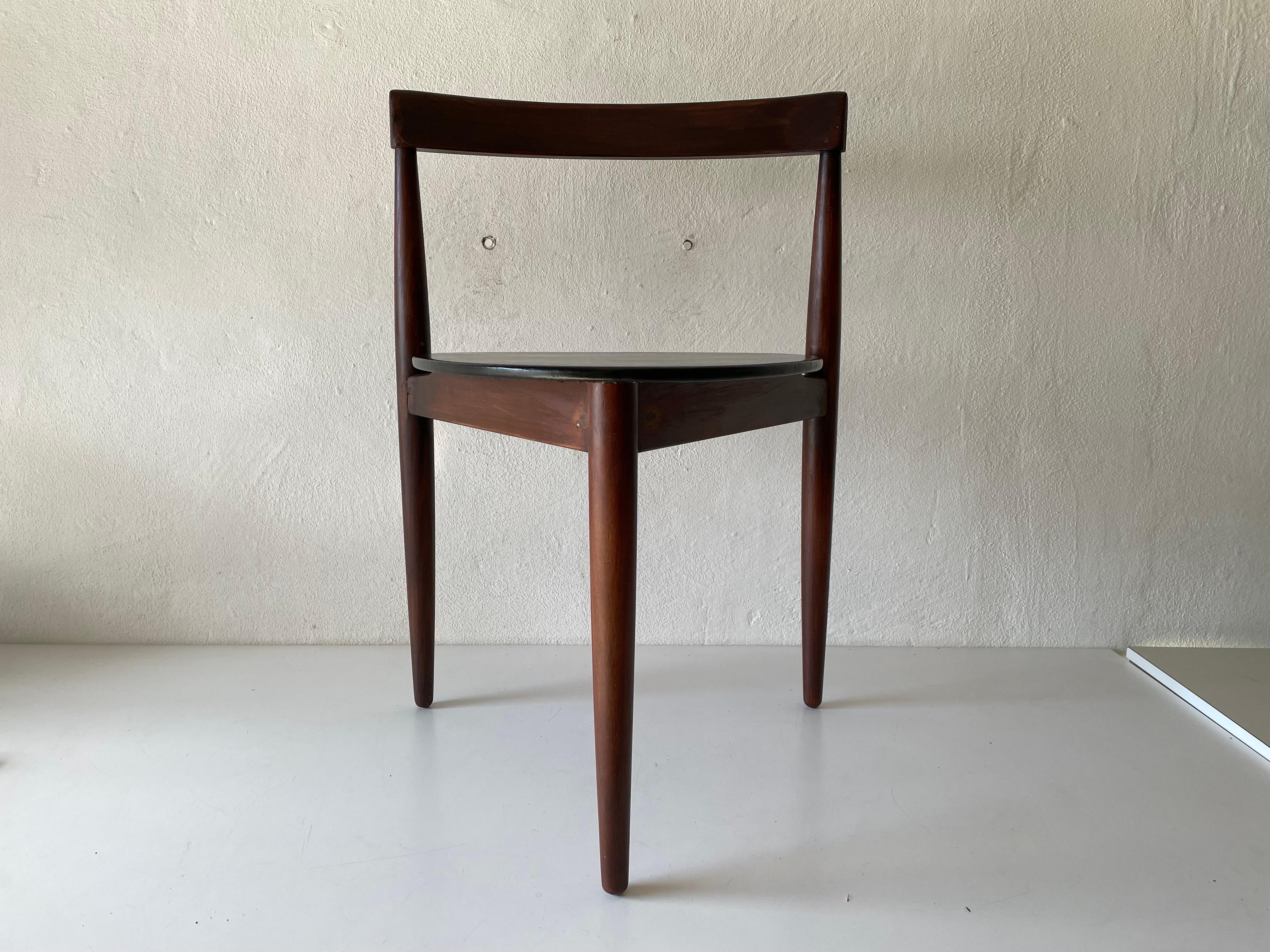 Danish Modern Teak Dining Chair by Hans Olsen for Frem Røjle, 1950s, Denmark

Measurements :

Height: 70 cm
Seating surface: 45 cm x 43 cm
Depth: 50 cm

Please do not hesitate to ask us if you have any questions.