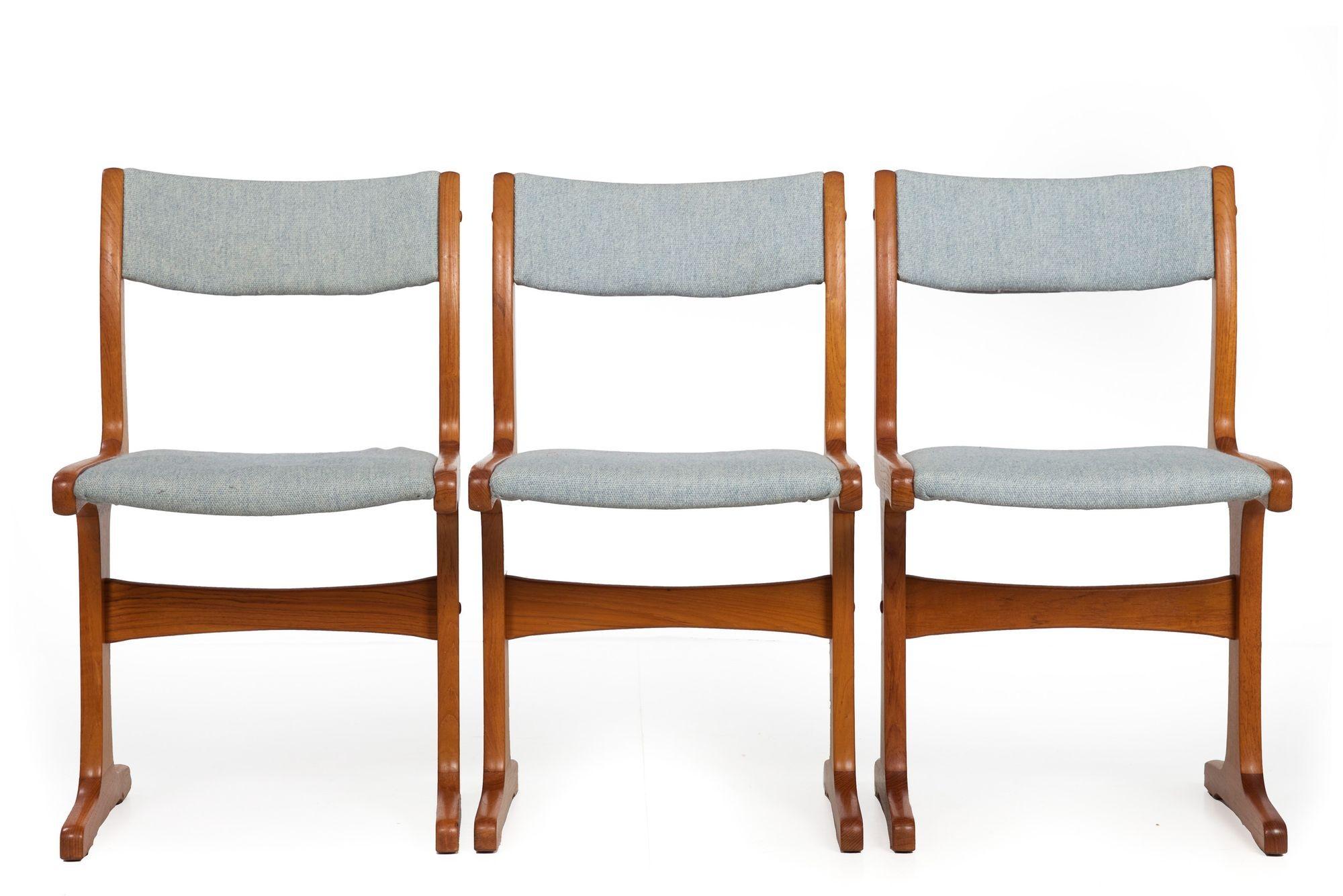 This lovely set of six dining chairs Gangso Møbler were made en suite with a dining table that we may still have available in the shop (sold separately, contact us or browse current inveSntory to see if it remains available). They feature an