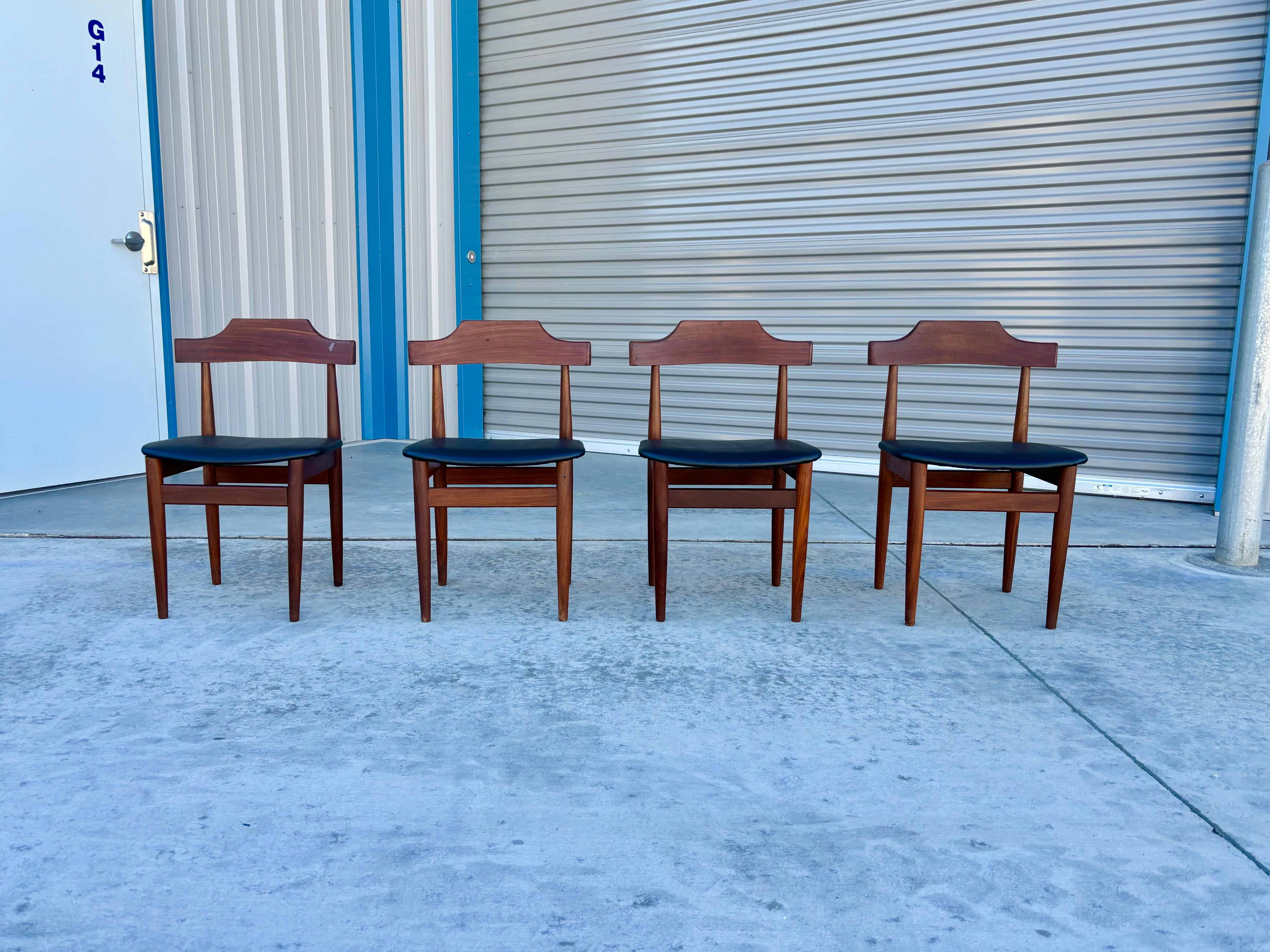Sedie da pranzo moderne danesi in teak disegnate da Hans Olsen e prodotte da Frem Røjle in Danimarca intorno agli anni '60. Queste sedie sono un vero capolavoro di artigianato con un design unico che unisce perfettamente forma e funzione. Il nuovo