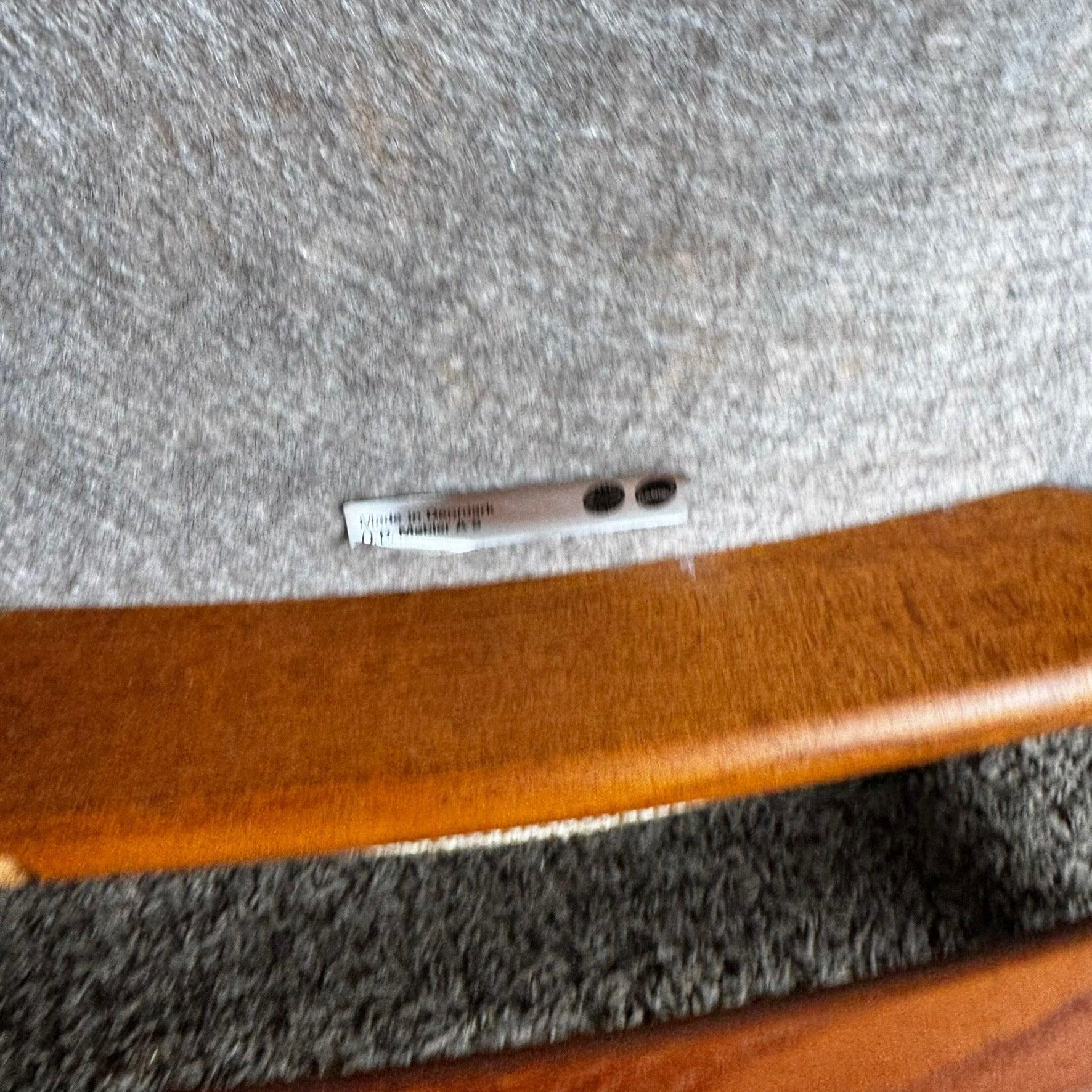 Élevez votre salle à manger avec ces chaises de salle à manger danoises en teck, où le design scandinave rencontre l'élégance intemporelle.
 
 Nous vendons les articles tels qu'ils ont été acquis, sans les restaurer ni les réparer. Les pièces