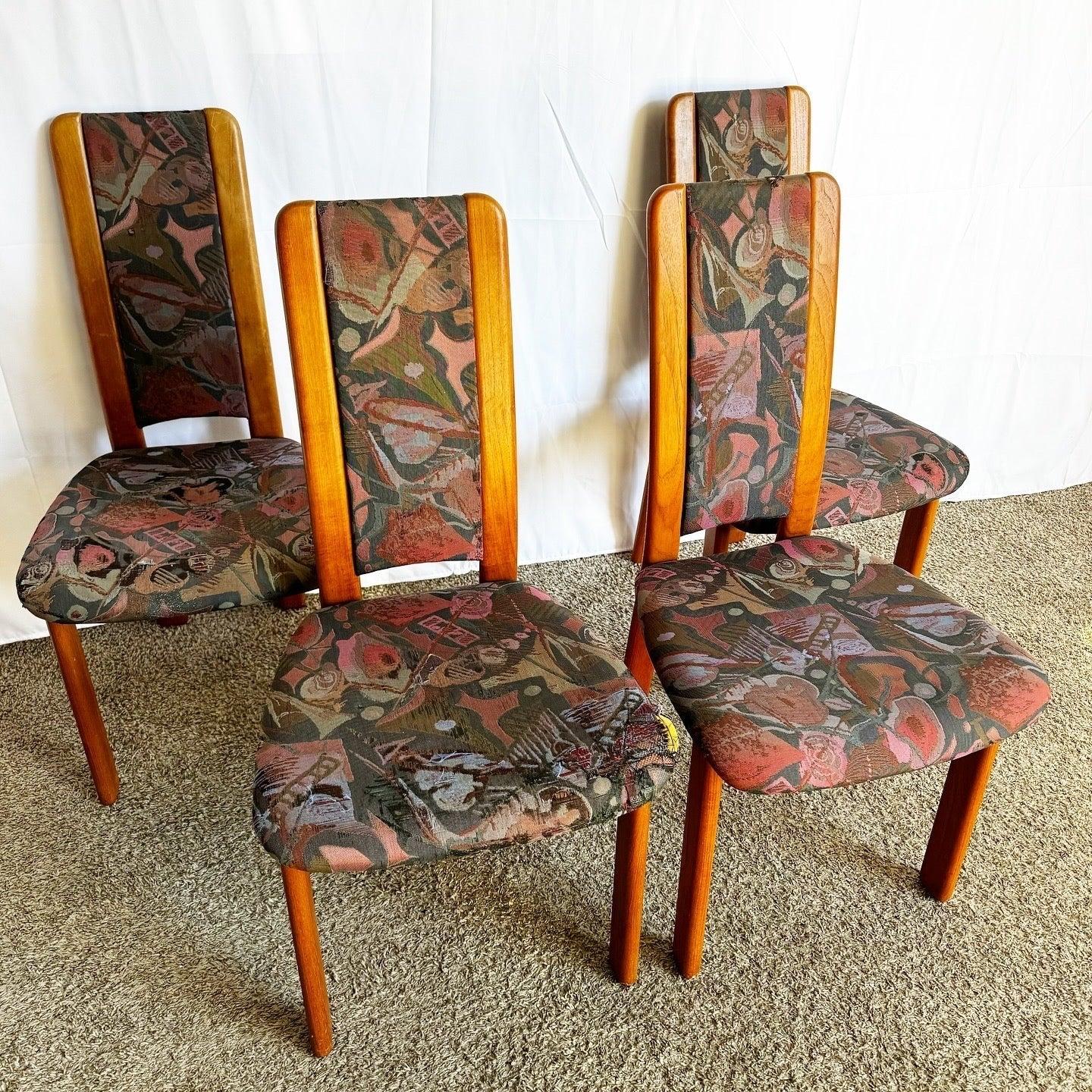 Set di quattro sedie da pranzo moderne danesi in teak di Virsidan, caratterizzate da linee eleganti e schienali alti, perfette per gli interni moderni di metà secolo.
 
 La Fabrice presenta un'usura significativa, come mostrato nelle foto.
 
