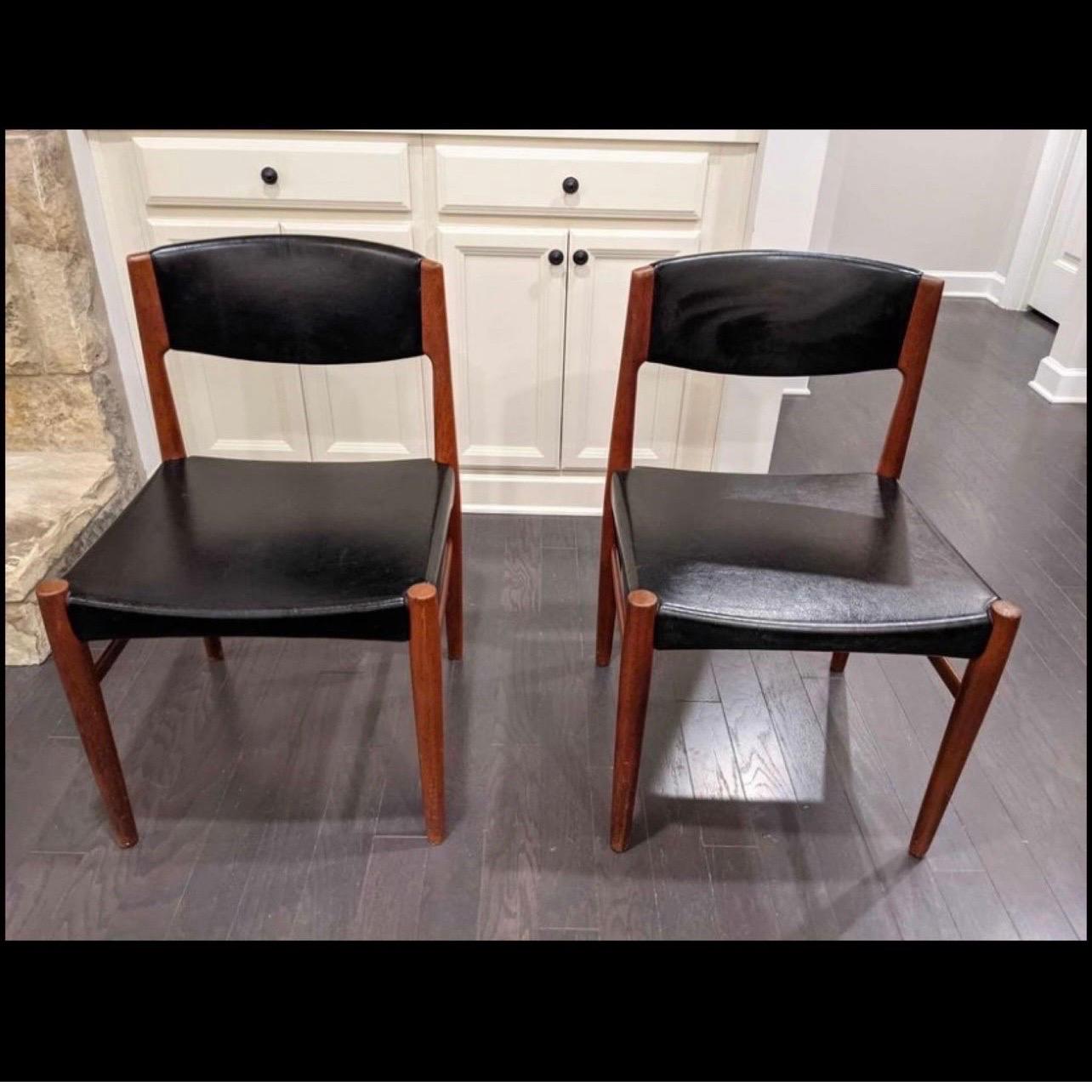 Danish Teak Dining Chairs from Glostrup, 1960s, Set of 2
Dining room chairs from Glostrup from the 1960s.
Covered with the original skai leather.
Their Scandinavian lines and their minimalist and sober design bring them a lot of elegance and