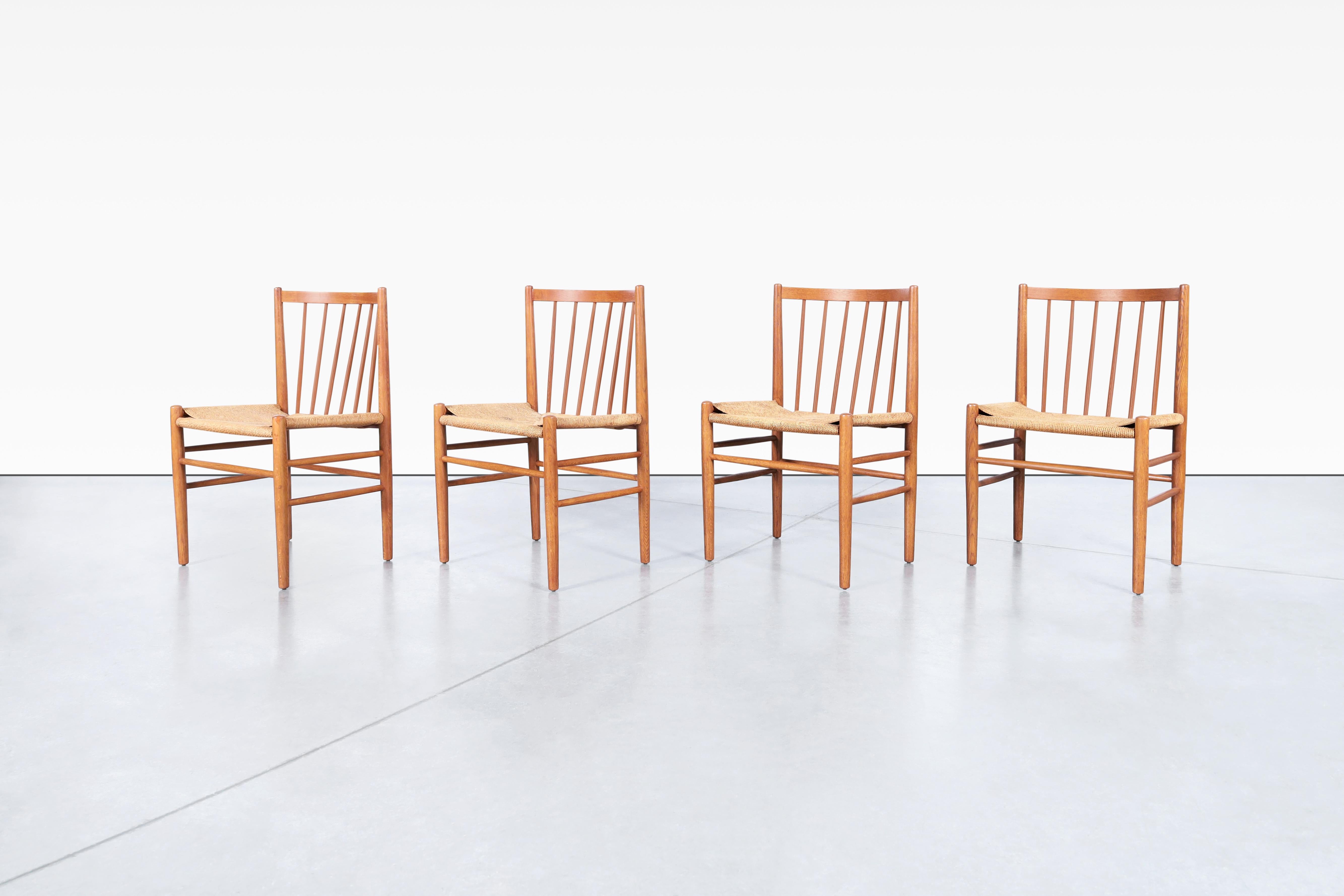 Le sedie da pranzo moderne in teak danese sono uno splendido set di quattro sedie disegnate dal designer di mobili Jørgen Baekmark per FDB Møbler, in Danimarca, negli anni '60. Queste sedie sono una vera e propria rappresentazione dell'artigianato e
