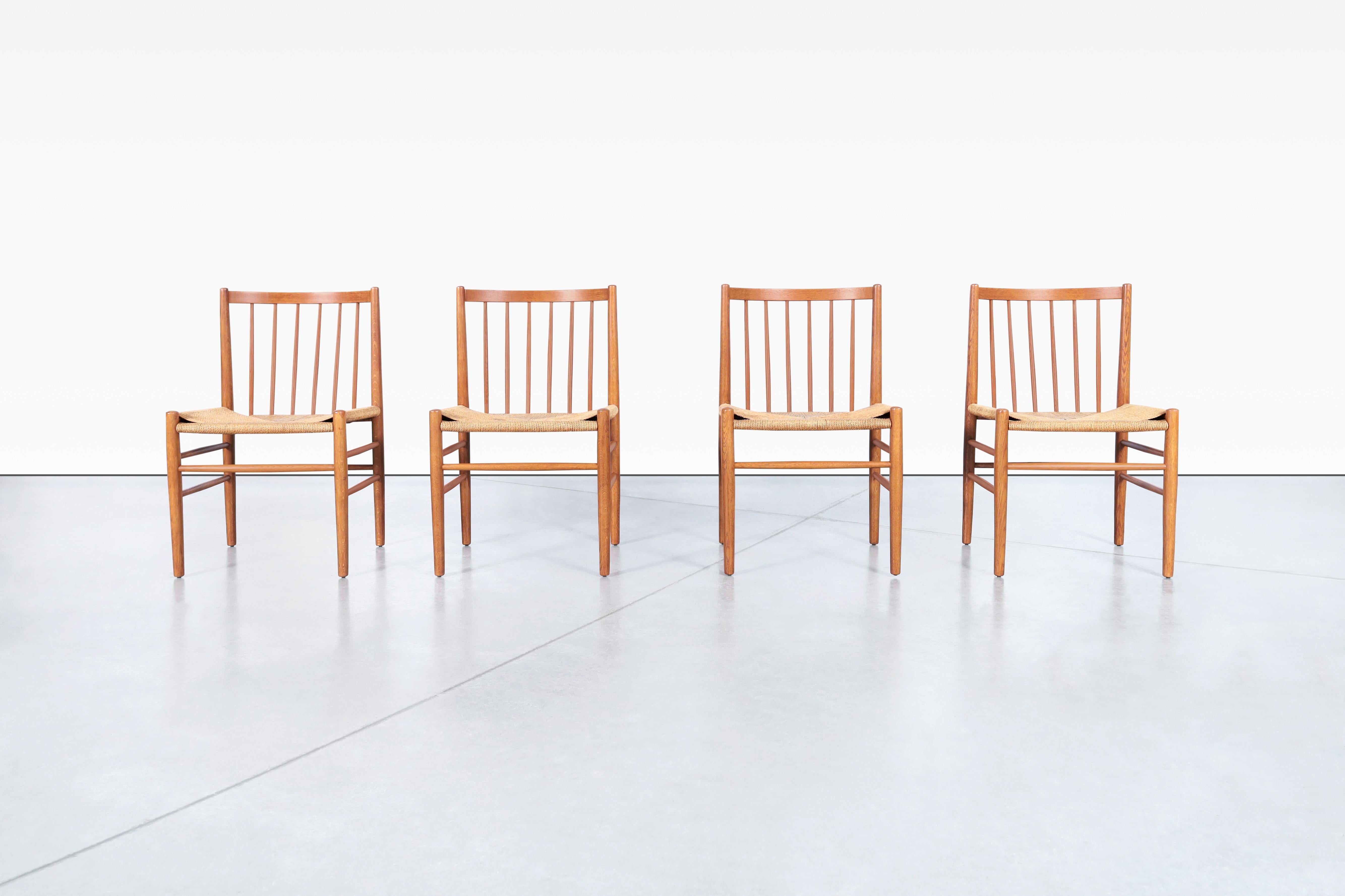 Mid-Century moderno Sedie da pranzo moderne danesi in teak modello J80 di Jørgen Baekmark in vendita