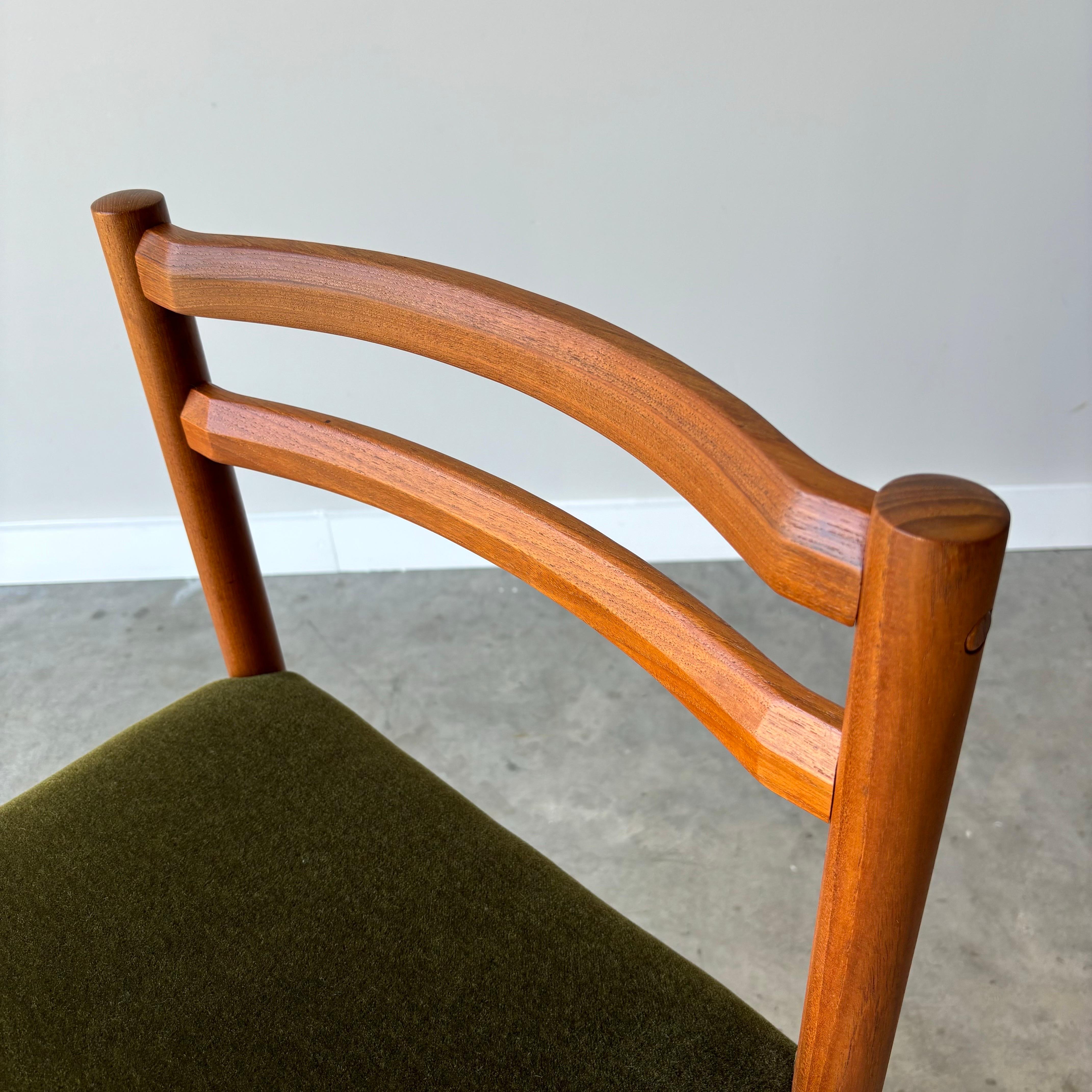 Set di sei sedie da pranzo moderne vintage in teak.   Si tratta di un classico stile moderno danese di metà secolo, simile ai design di Niels Moller.  Completamente restaurata con nuova schiuma e tappezzeria in mohair.