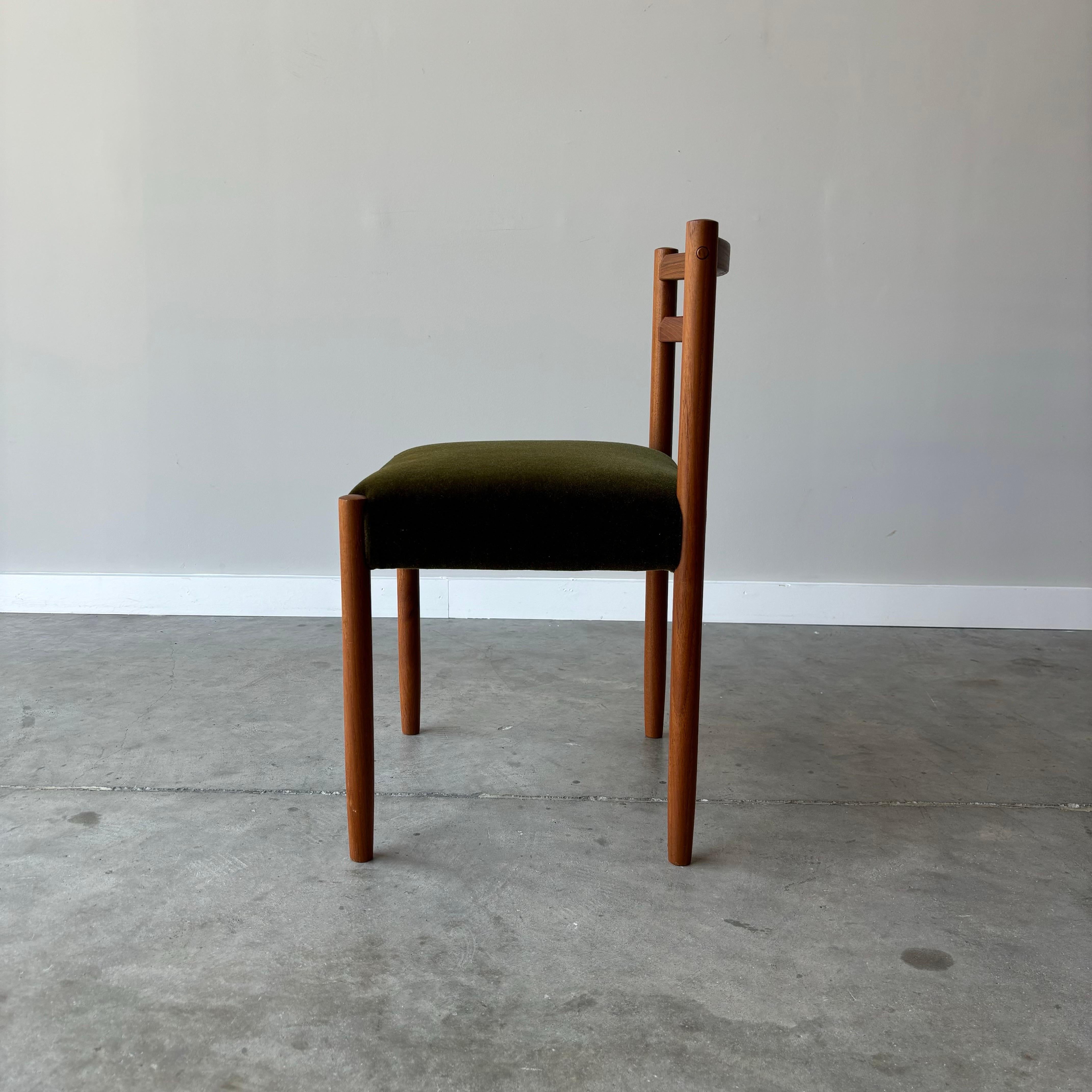 Sedie da pranzo moderne danesi in teak, appena rivestite in mohair, set da 6 In condizioni buone in vendita a Raleigh, NC