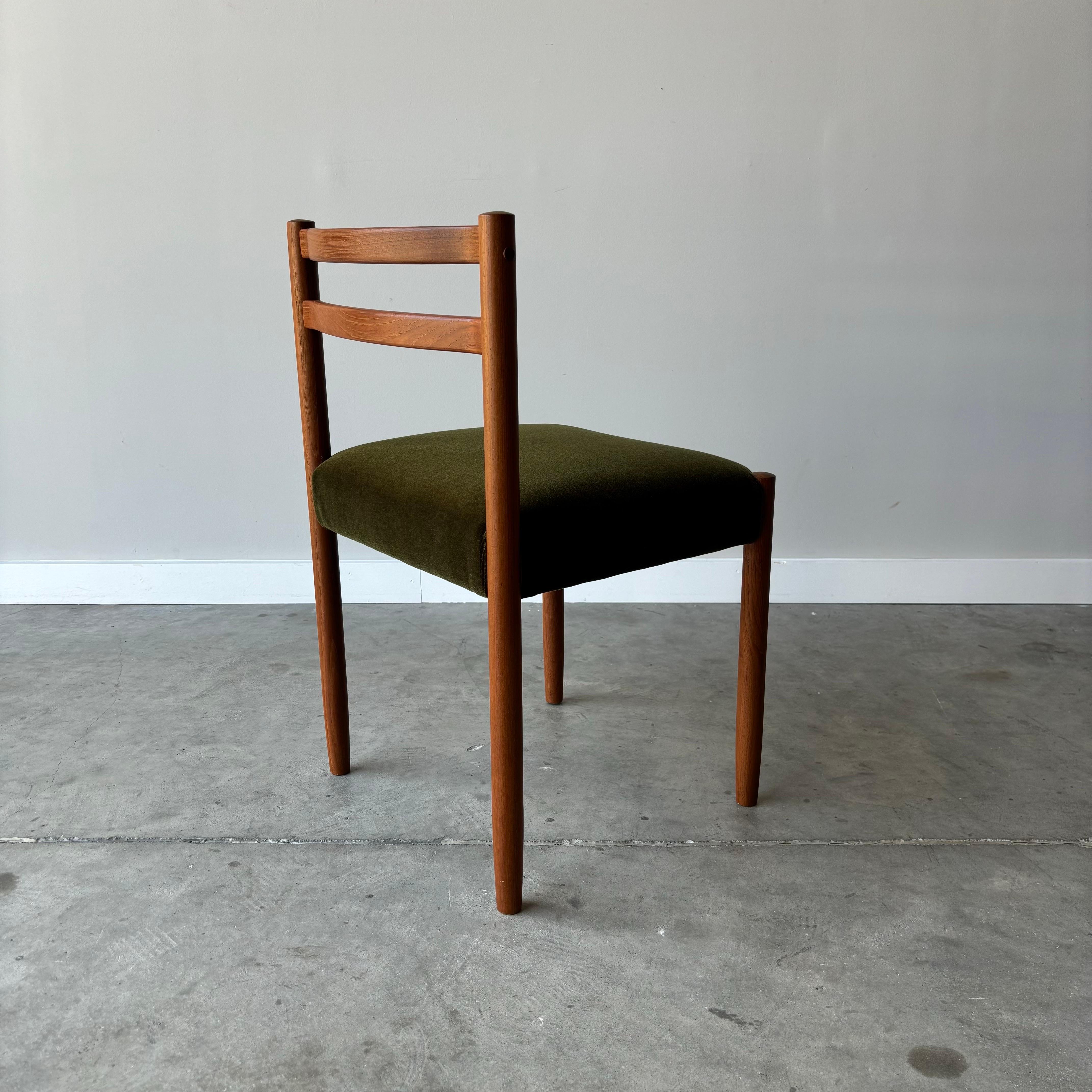 XX secolo Sedie da pranzo moderne danesi in teak, appena rivestite in mohair, set da 6 in vendita