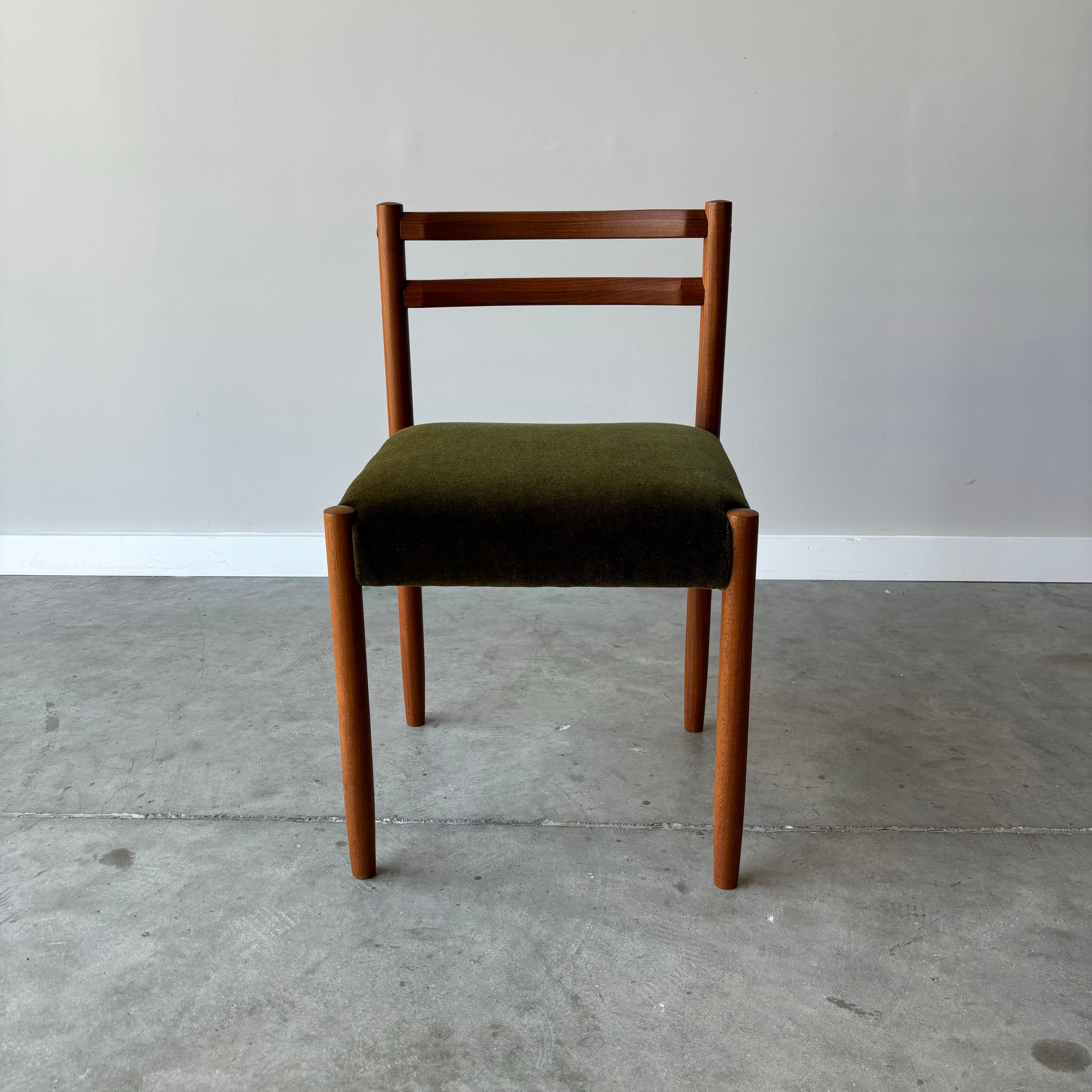 Sedie da pranzo moderne danesi in teak, appena rivestite in mohair, set da 6 in vendita 1