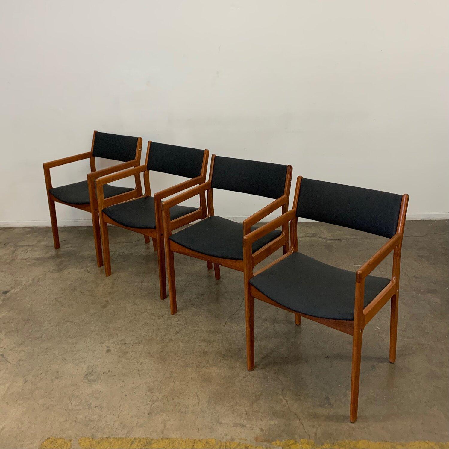 W21, D21, H31, SW18, SD17, SH18, arm H25.5 from floor to top of arm.

Fully restored Danish modern dining chairs in teak and thick black soft vinyl. Chairs are structurally sound and sturdy. Price is for the set of four. 




