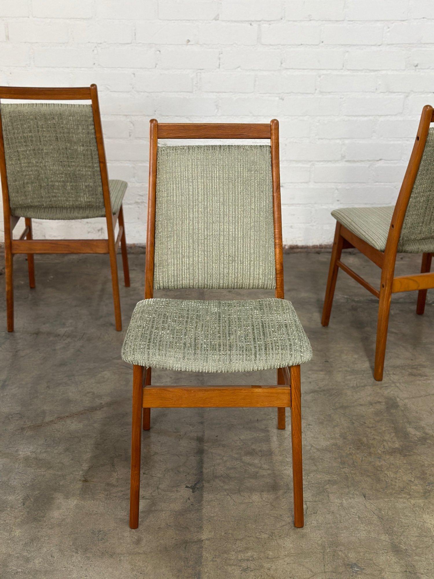 Dänische moderne Esszimmerstühle aus Teakholz – Vierer-Set (Moderne der Mitte des Jahrhunderts) im Angebot