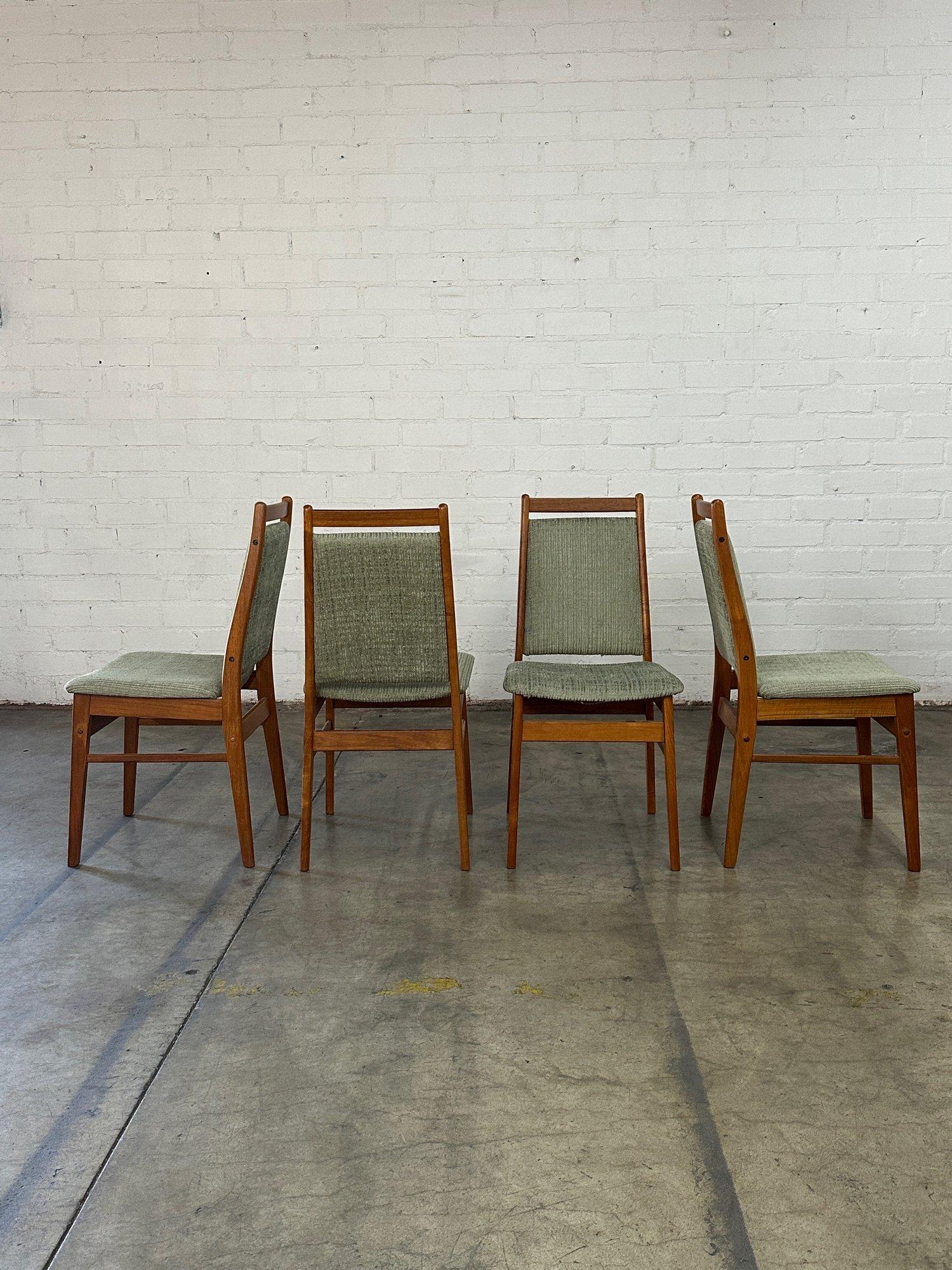 Dänische moderne Esszimmerstühle aus Teakholz – Vierer-Set im Zustand „Gut“ im Angebot in Los Angeles, CA