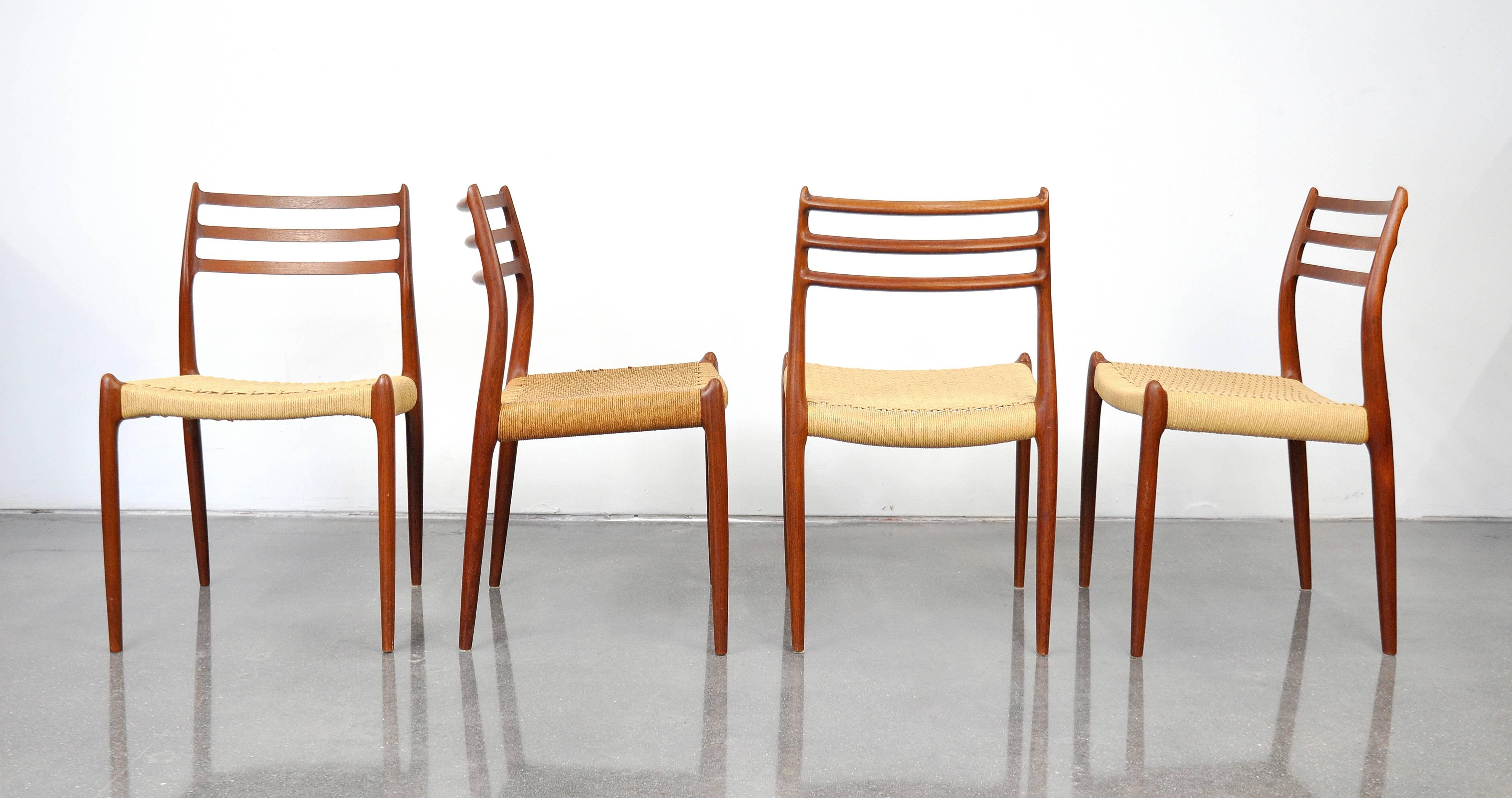 Danish Modern Teak Dining Set with Four Moller Model #78 Chairs In Good Condition In Miami, FL