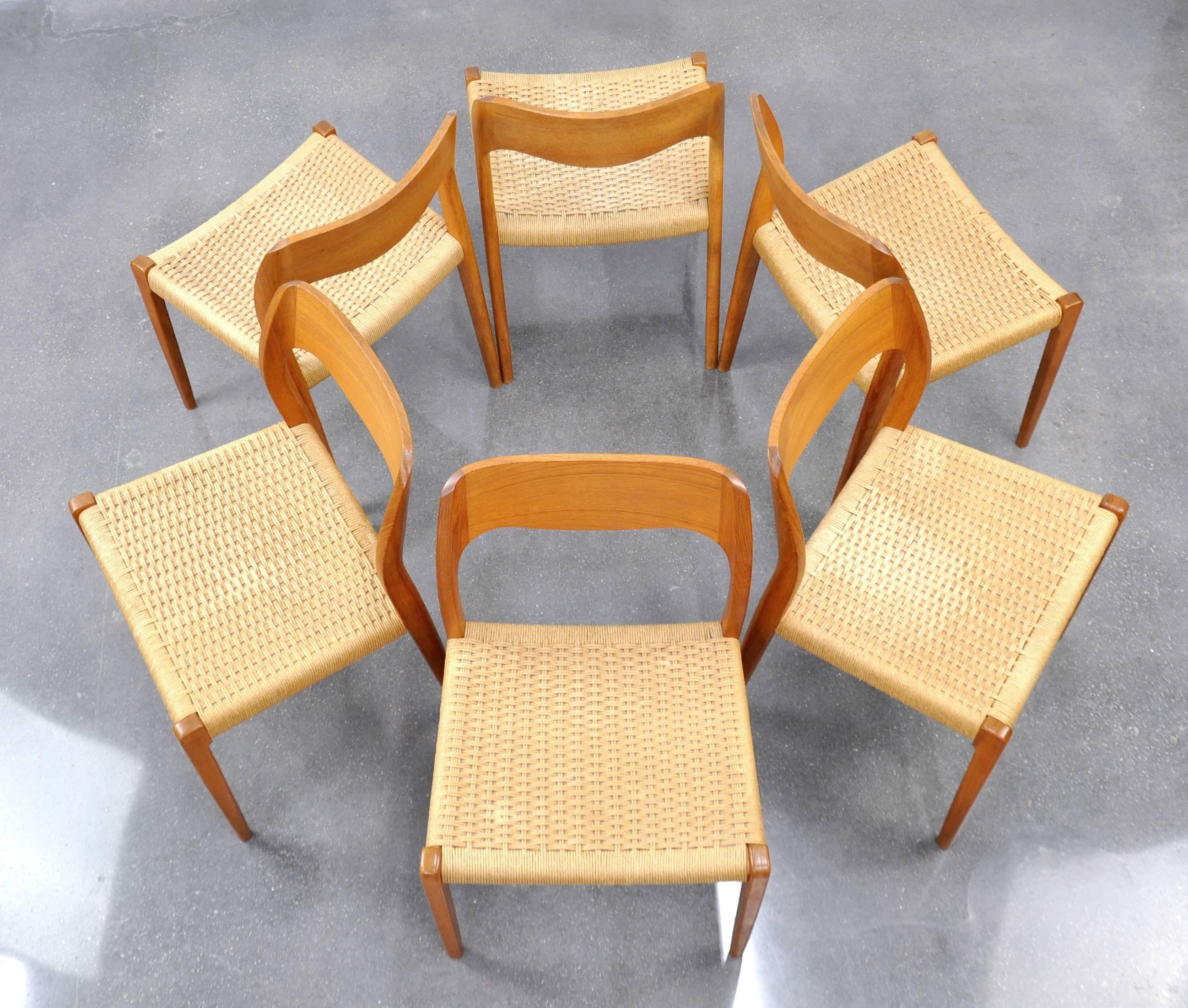 Danish Modern Teak Dining Set with Six Moller Model #71 Chairs In Good Condition In Miami, FL