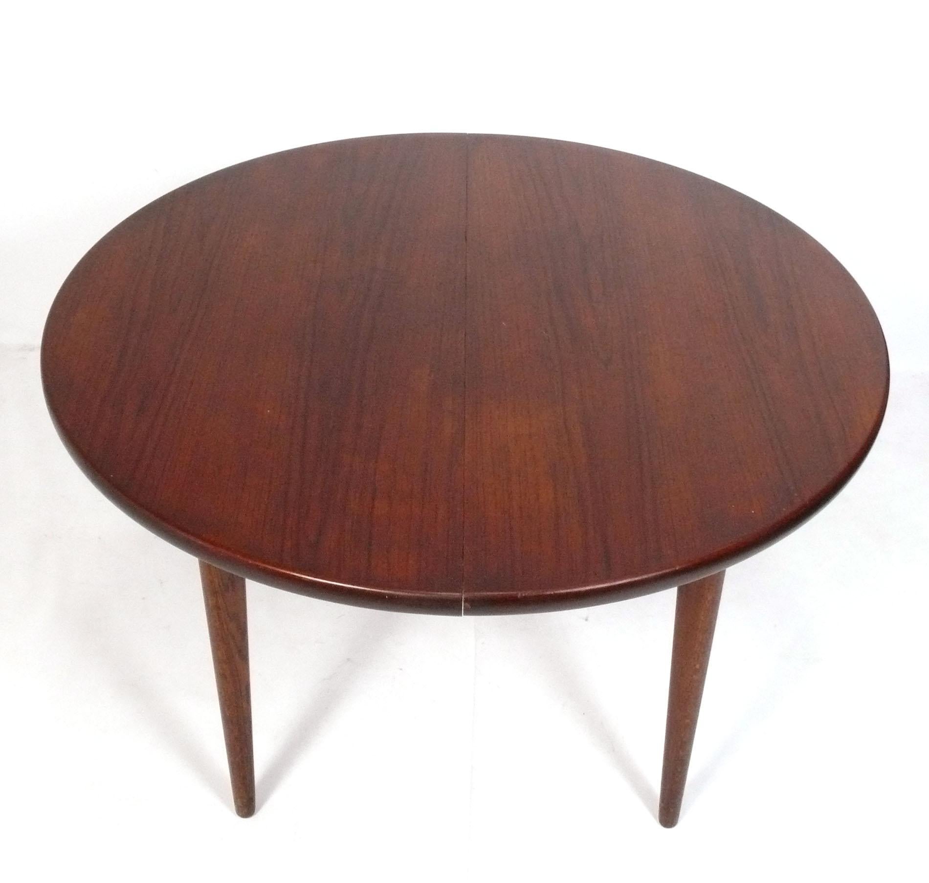 Table de salle à manger moderne danoise en teck, conçue par Karl Erik Ekselius pour J.O. Carlsson, Suède, vers les années 1960. Il passe d'une forme ronde compacte de 47,5 pouces à une forme ovale impressionnante de 94,25 pouces de long avec ses