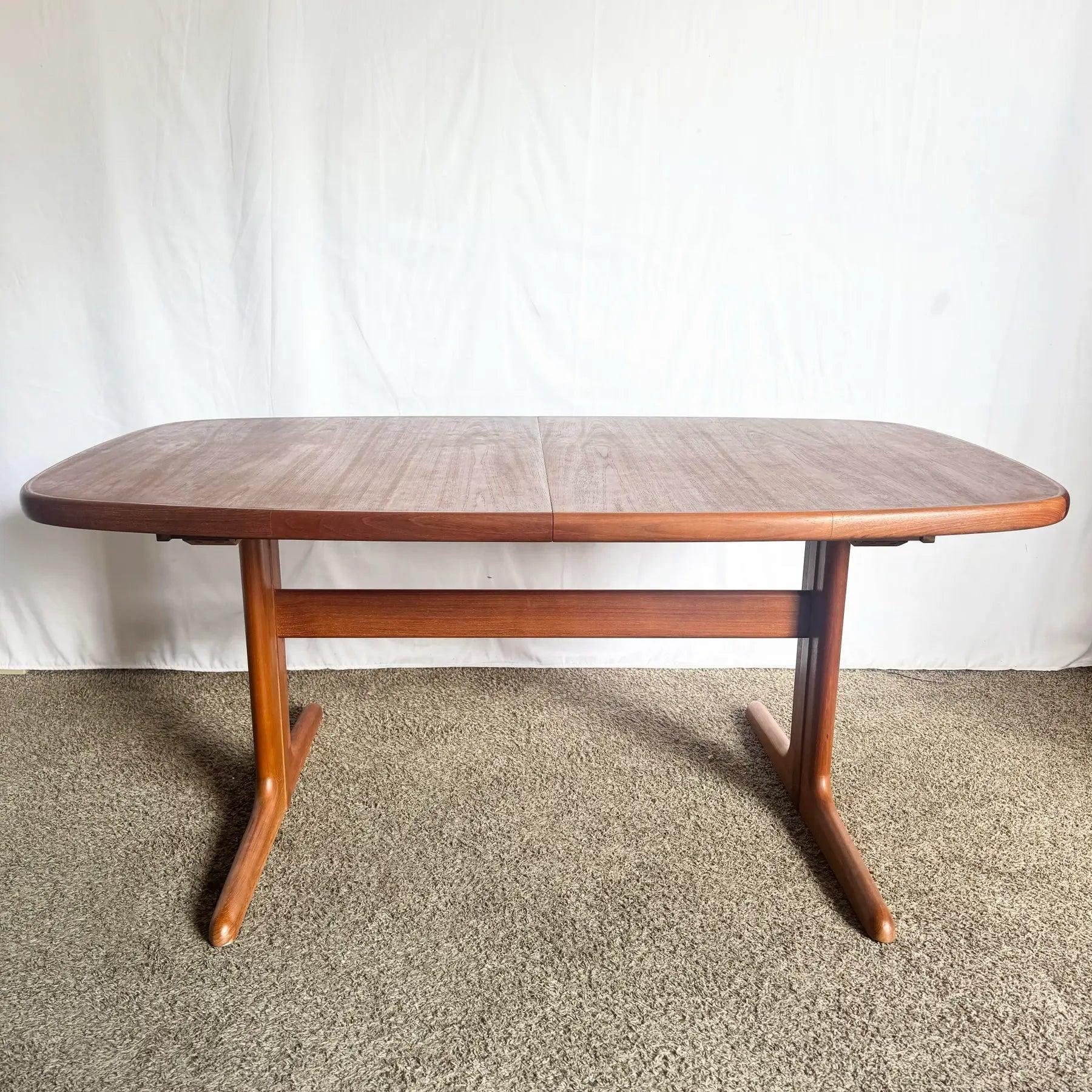 Danish Modern Teak Dining Table by Skovby In Good Condition For Sale In Delray Beach, FL