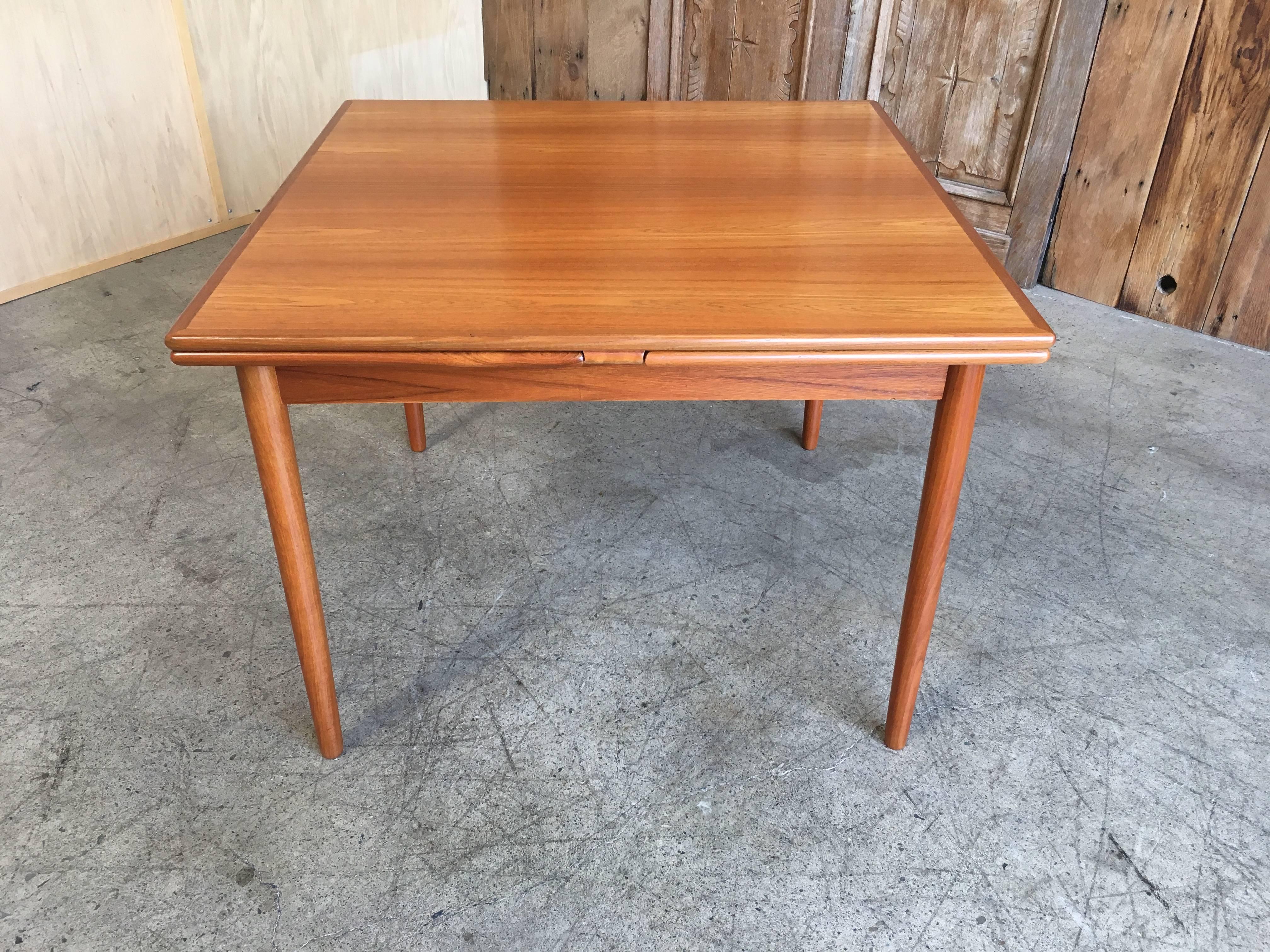 Nice draw leaf table with two leaves each leaf adds 18.25 inches.