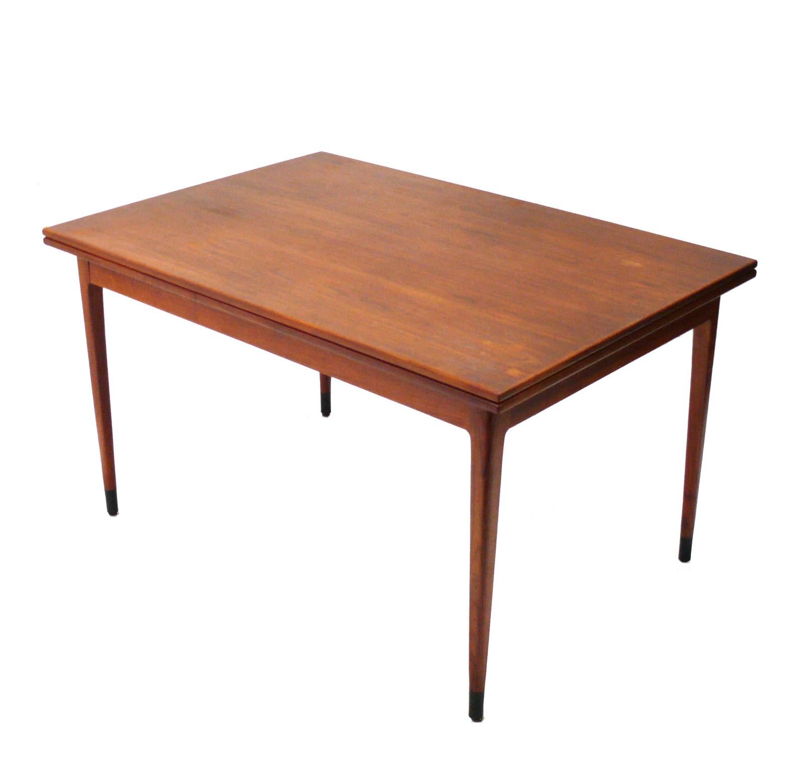 Table de salle à manger moderne danoise en teck, Danemark, vers les années 1960. Il passe d'une longueur de 51