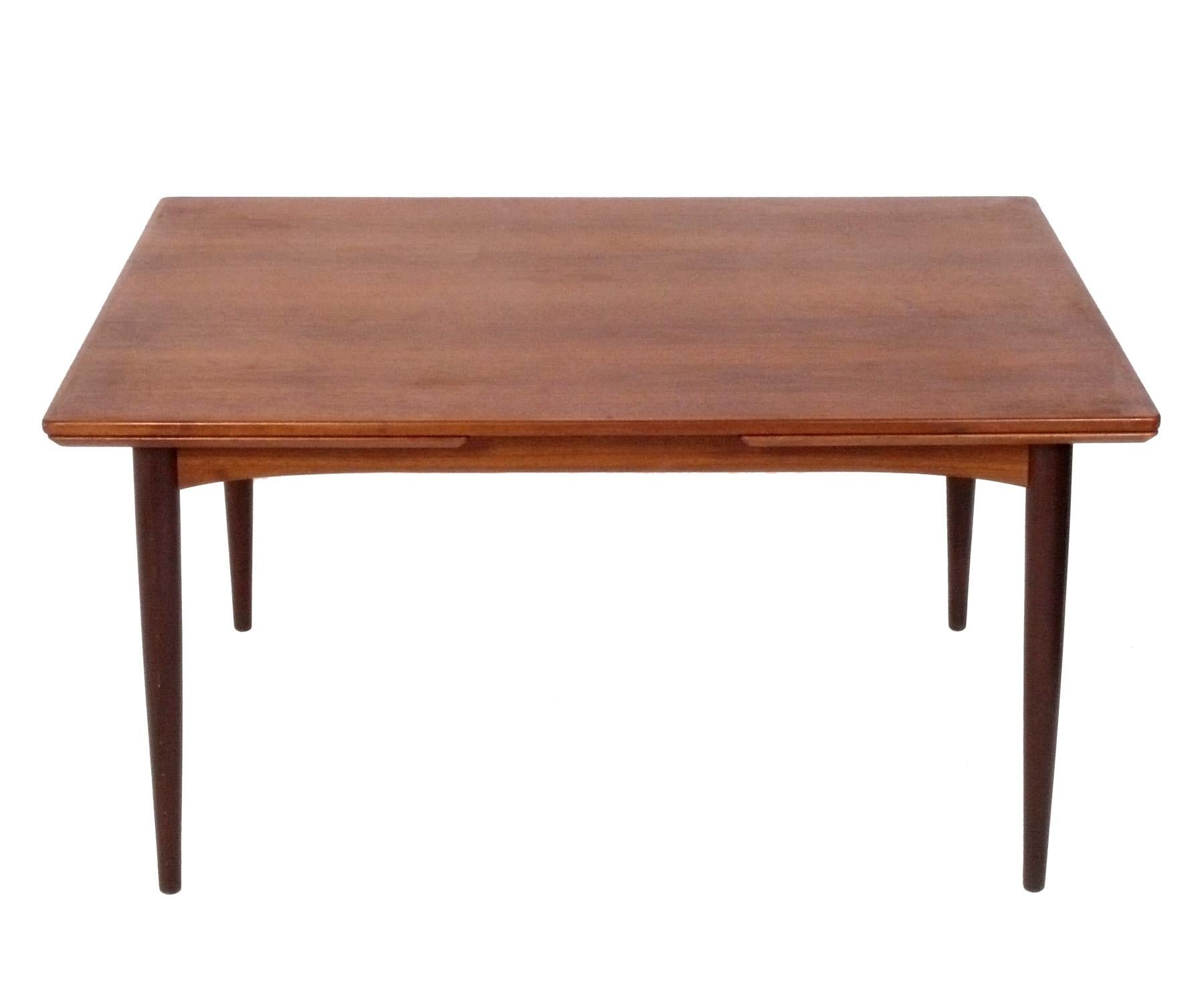 Table de salle à manger moderne danoise en teck, Danemark, vers les années 1960. Il passe d'une longueur de 52,5