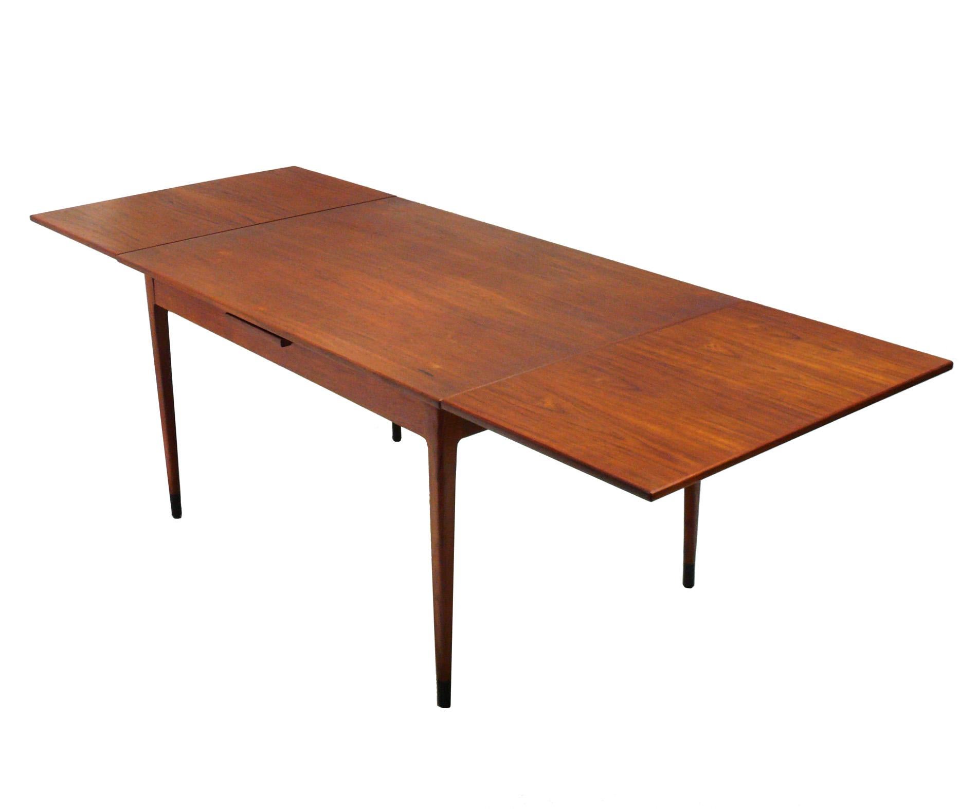 Mid-Century Modern Table de salle à manger danoise en teck The Moderns en vente