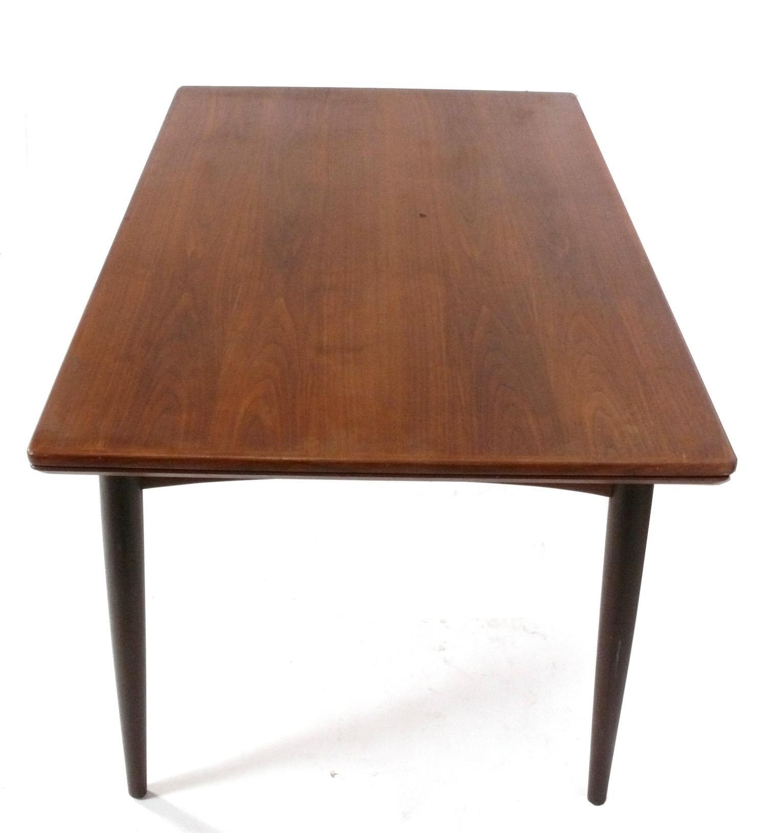 Mid-Century Modern Table de salle à manger danoise en teck The Moderns en vente