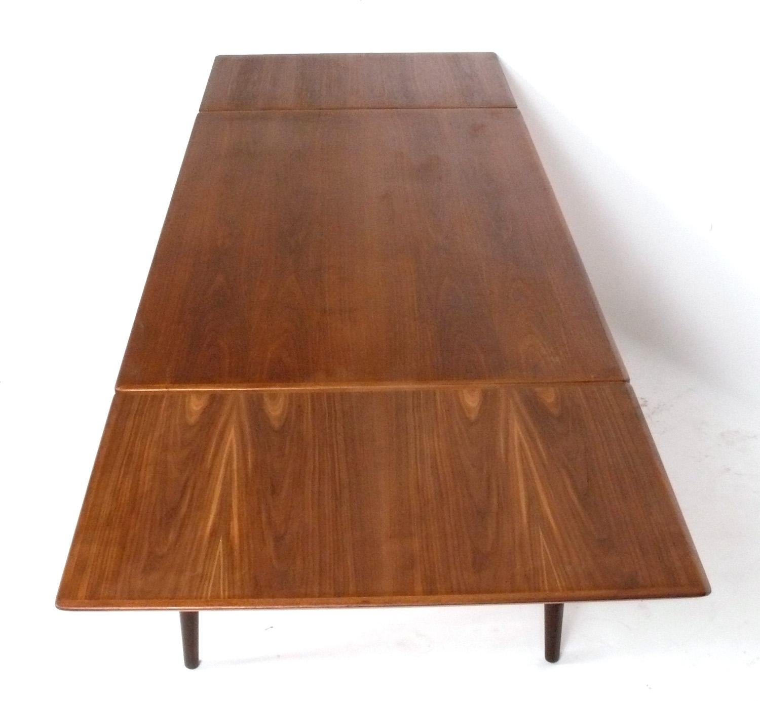 Table de salle à manger danoise en teck The Moderns Bon état - En vente à Atlanta, GA