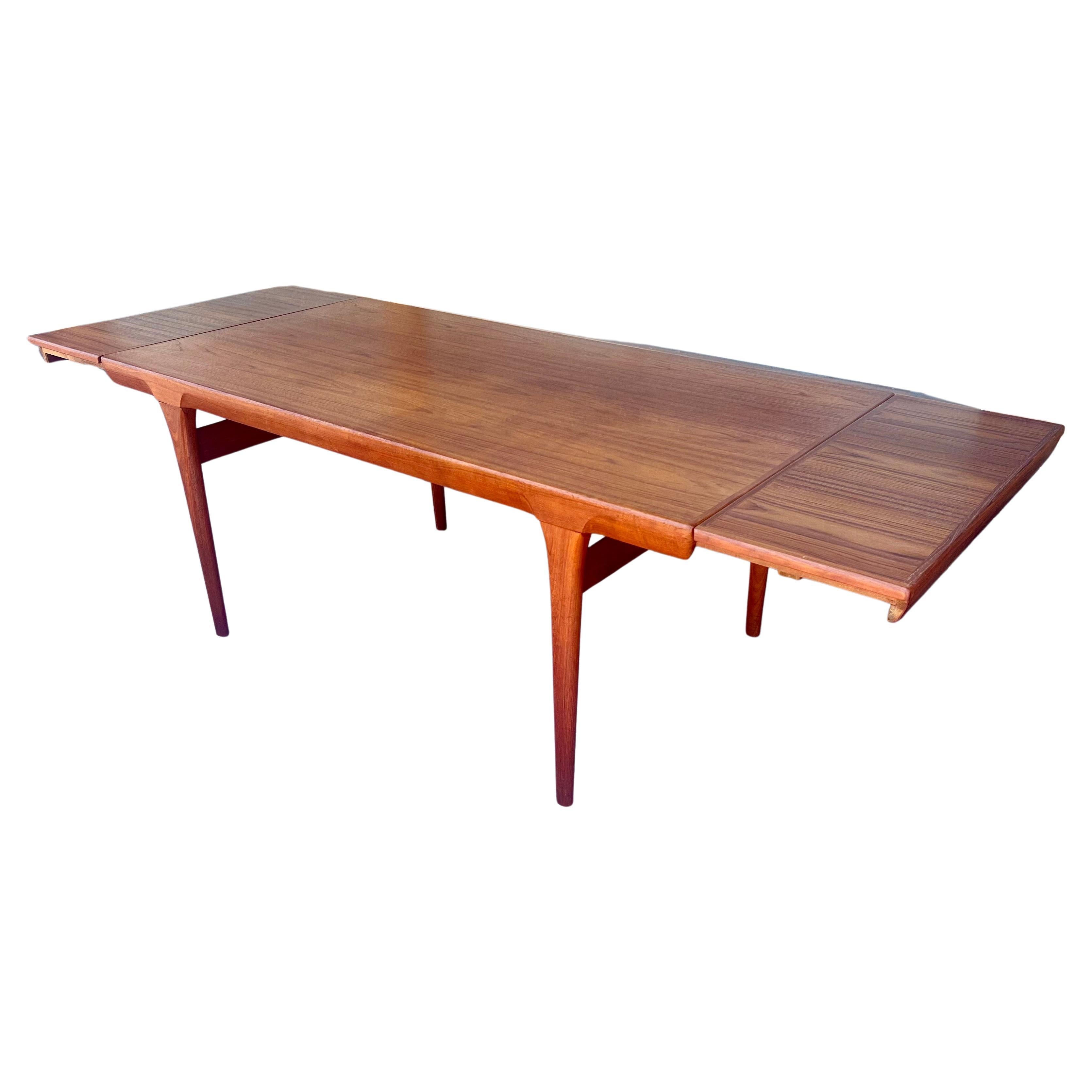 Danish Modern Teak Dining Table With 2 Pull-out Leaves by Johannes Andersen In Good Condition For Sale In San Diego, CA