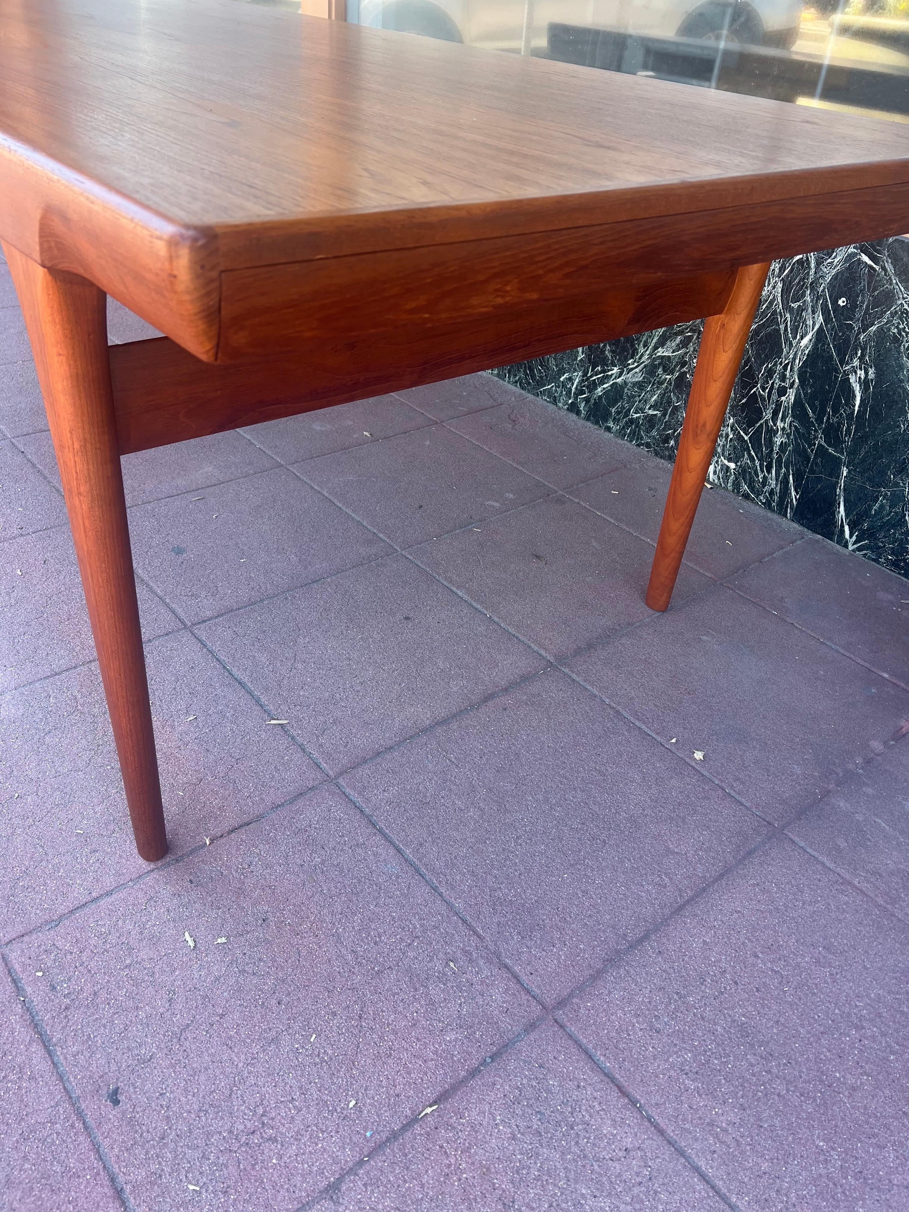 20th Century Danish Modern Teak Dining Table With 2 Pull-out Leaves by Johannes Andersen For Sale