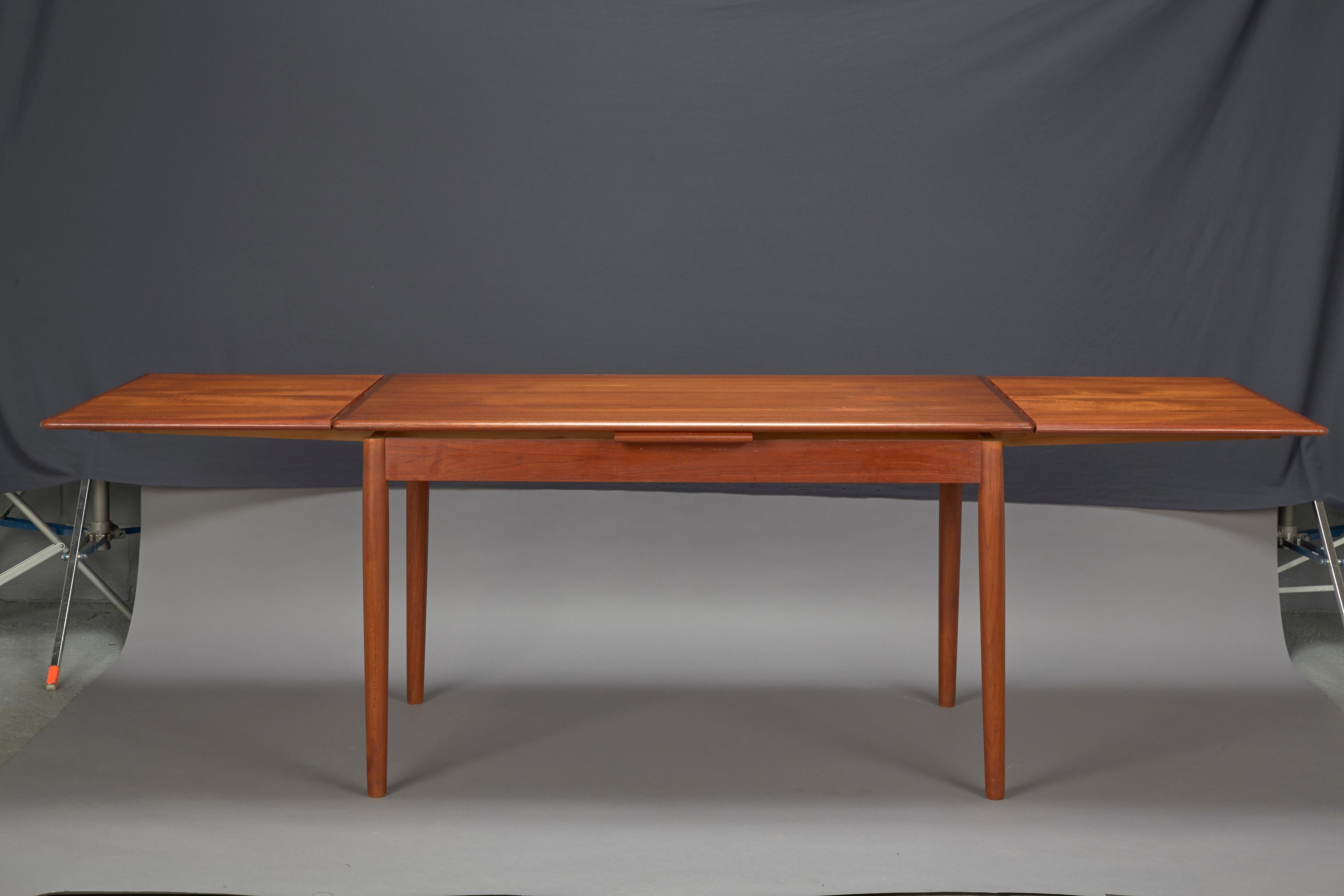 Danish Modern Teak Dining Table With Two Pull-out Leaves In Good Condition In Belmont, MA