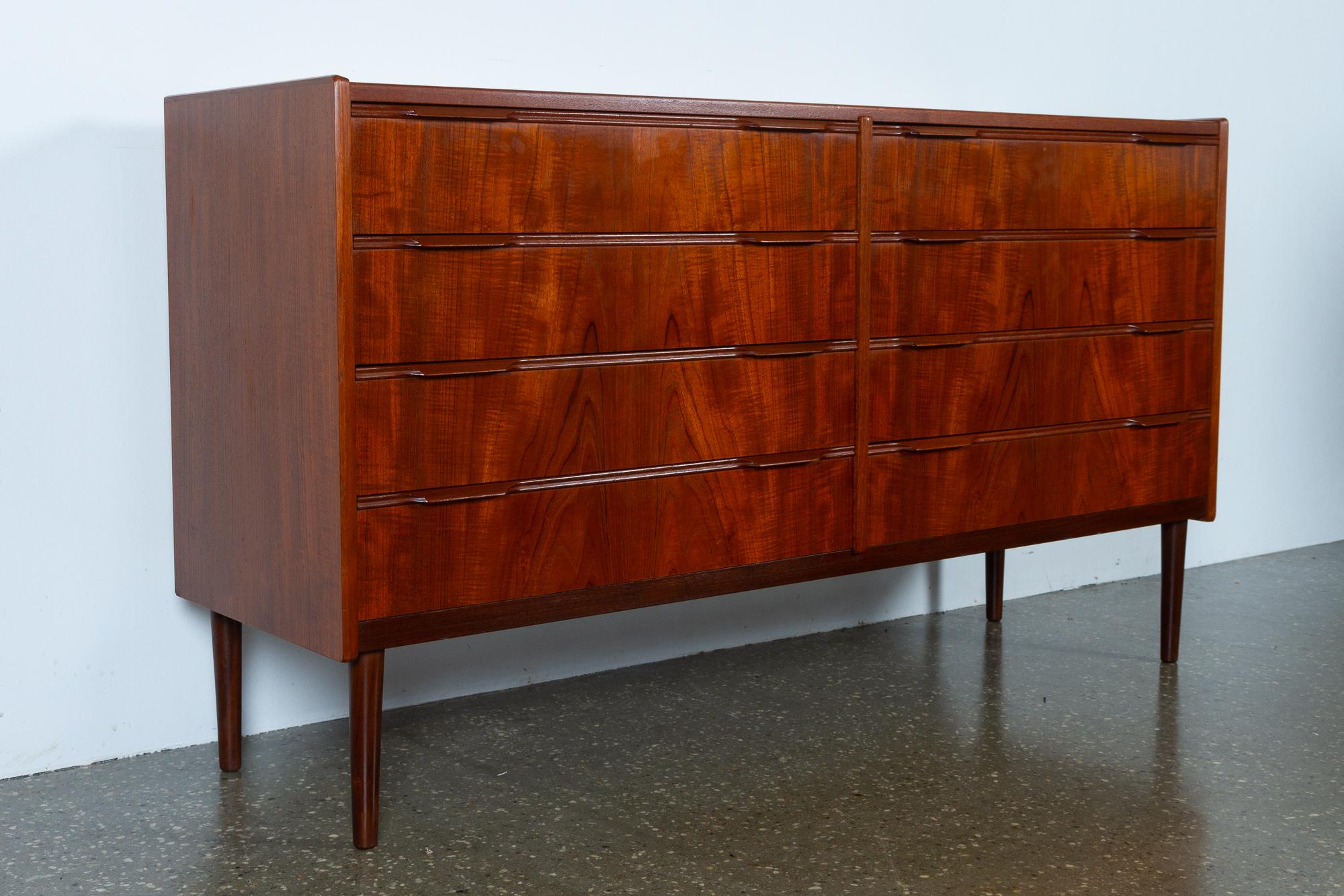 Vintage Danish teak double dresser 1960s.

Spectacular and exquisite chest of drawers in amazingly beautiful teak veneer with vivid and expressive grain. Absolutely first class craftsmanship by Danish Mid-Century Modern master carpenter. Eight