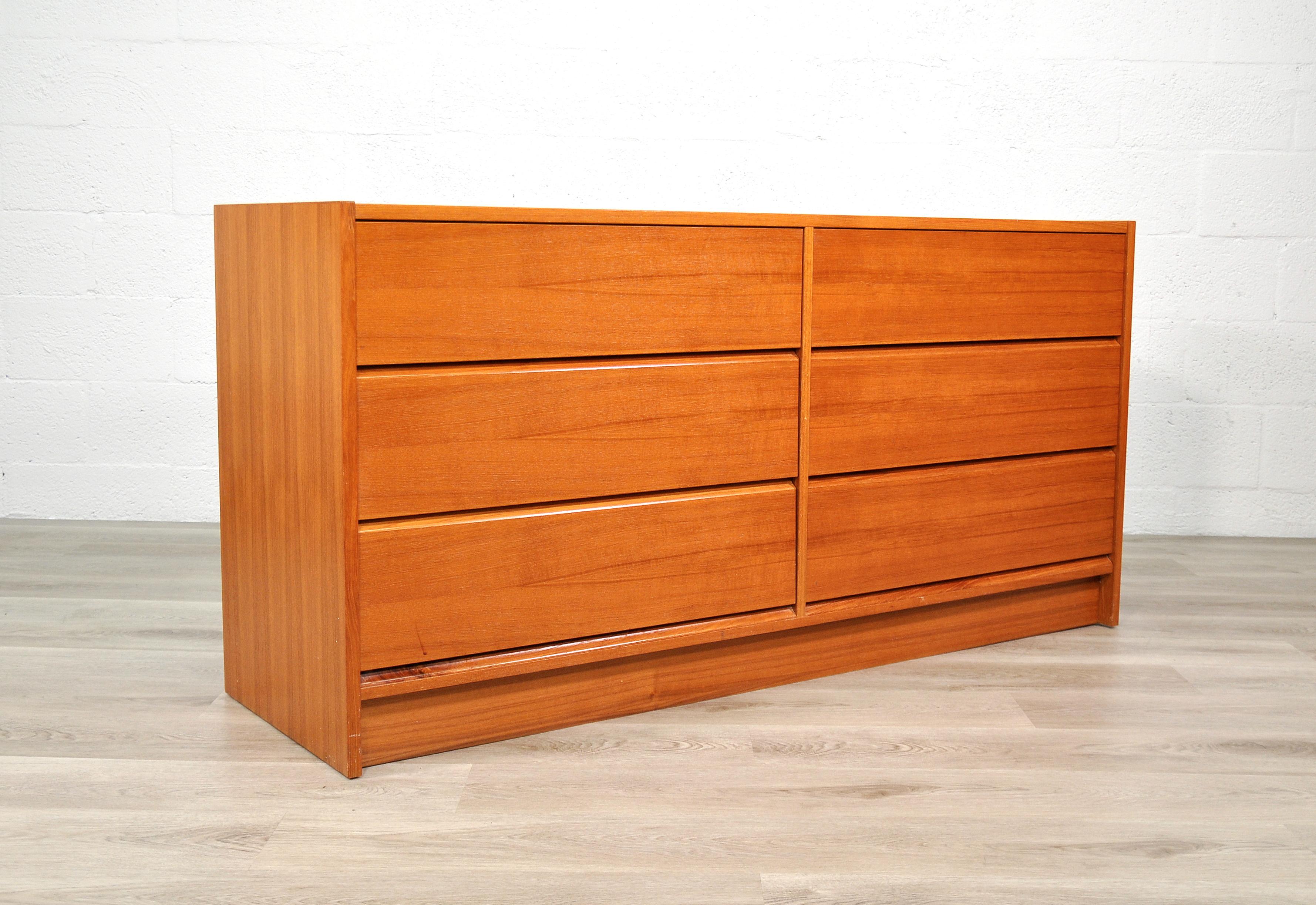 Danish Modern Teak Double Dresser  In Good Condition For Sale In Miami, FL