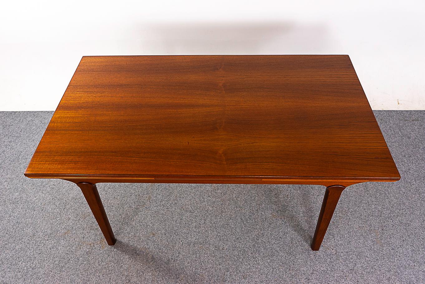 Danish Modern Teak Draw Leaf Dining Table by Johannes Andersen In Good Condition For Sale In VANCOUVER, CA