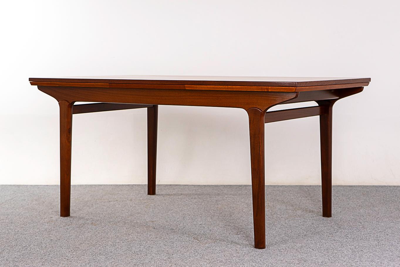 Danish Modern Teak Draw Leaf Dining Table by Johannes Andersen For Sale 3